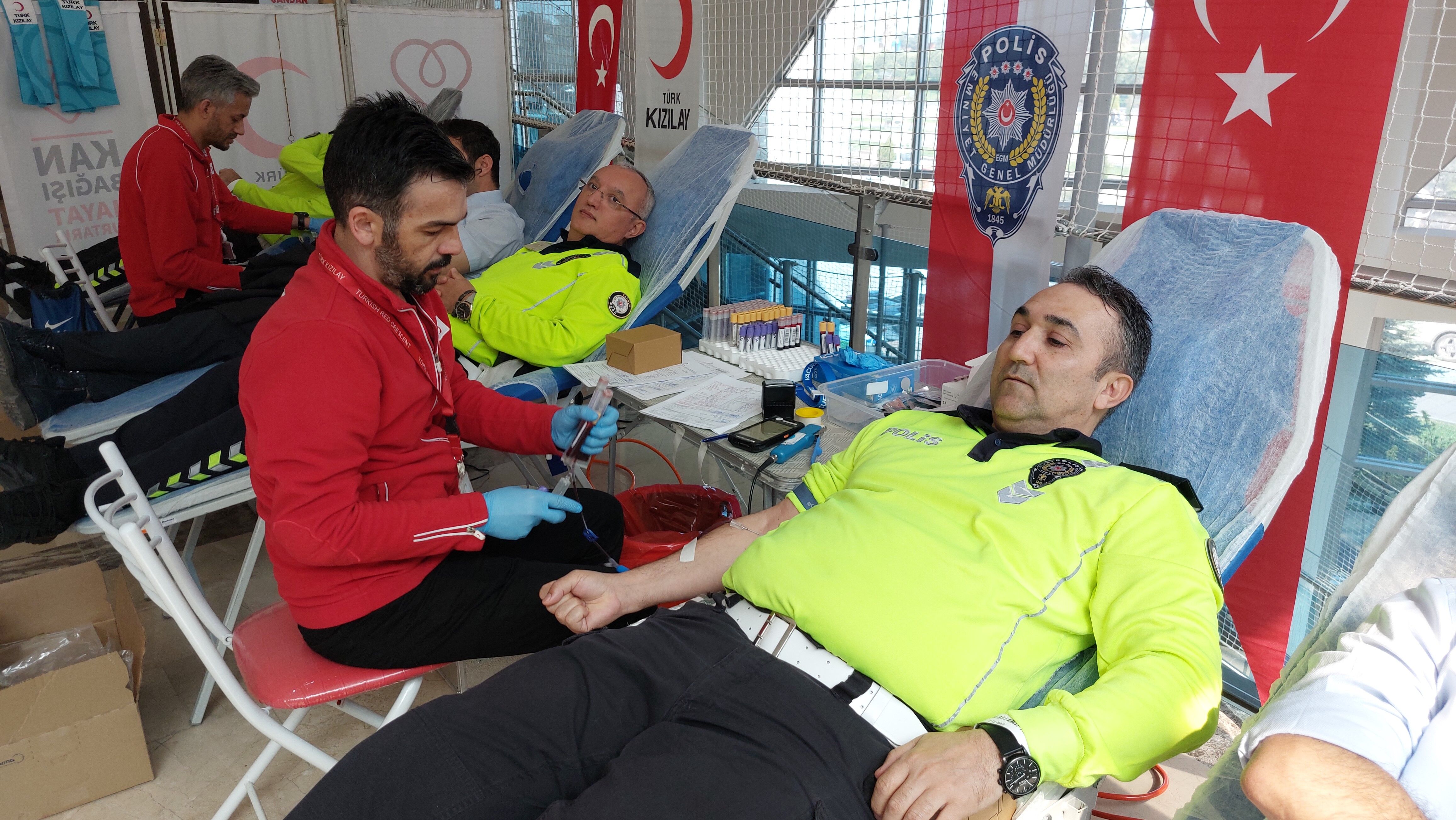 Emniyetten Kızılay'a Kan1