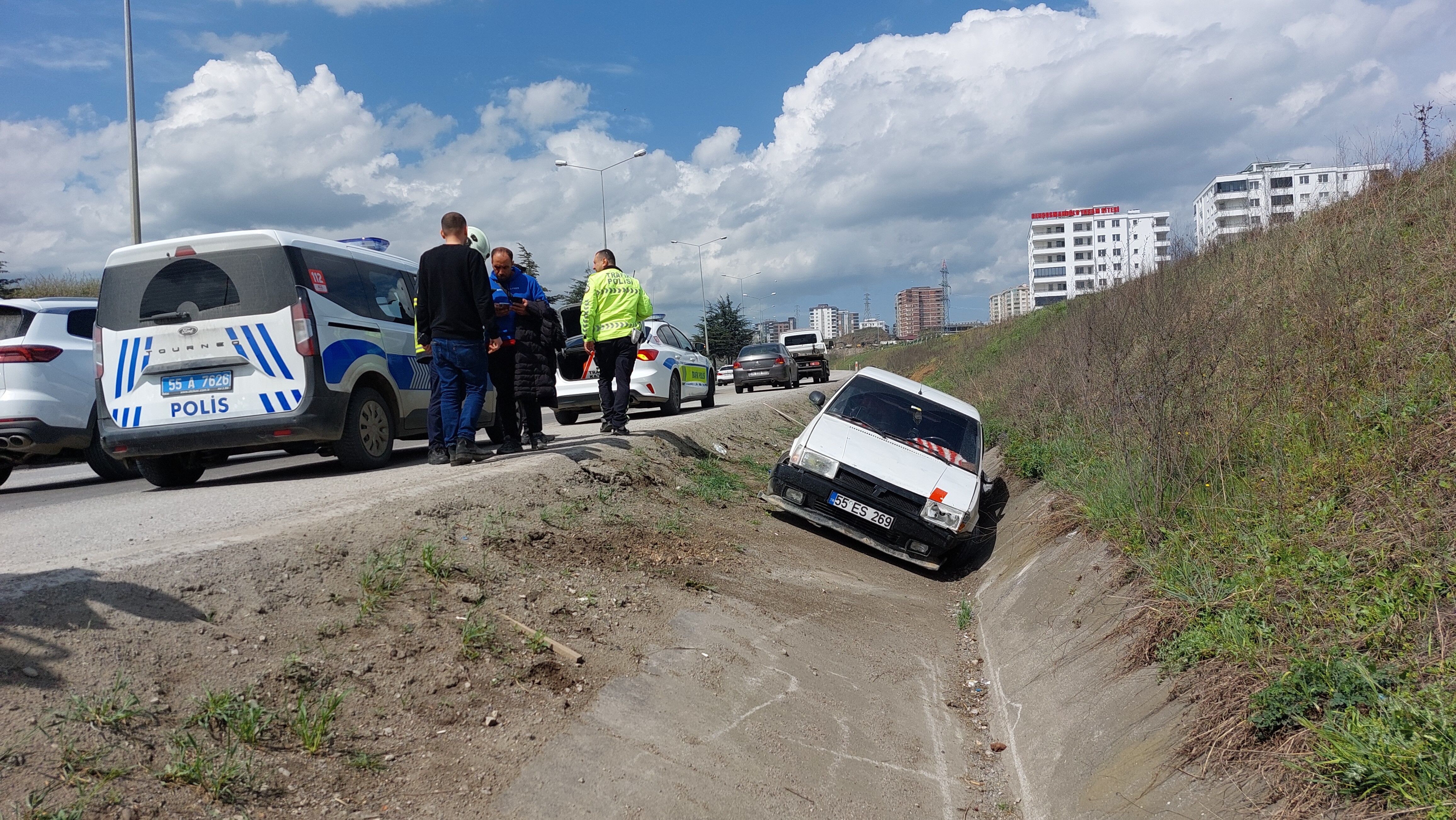 Samsun'da Yoldan Çıkan Otomobil Su Kanalına Girdi