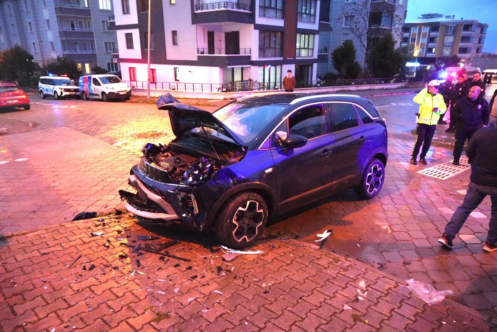 Suv Araç Ile Otomobil Çarpıştı