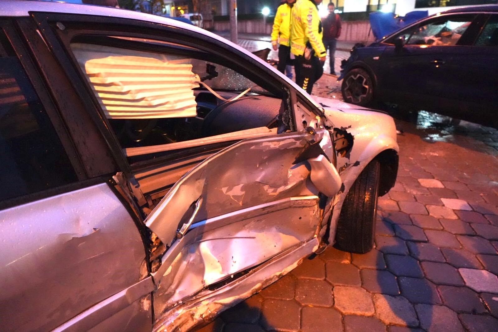 Suv Araç Ile Otomobil Çarpıştı1