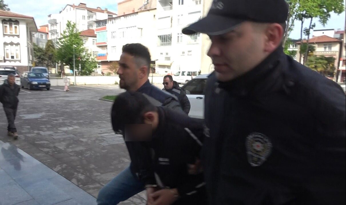 Taş Kokain Ile Yakalanan Metafizik Uzmanı Ve Şoförü Adliyeye Sevk Edildi2