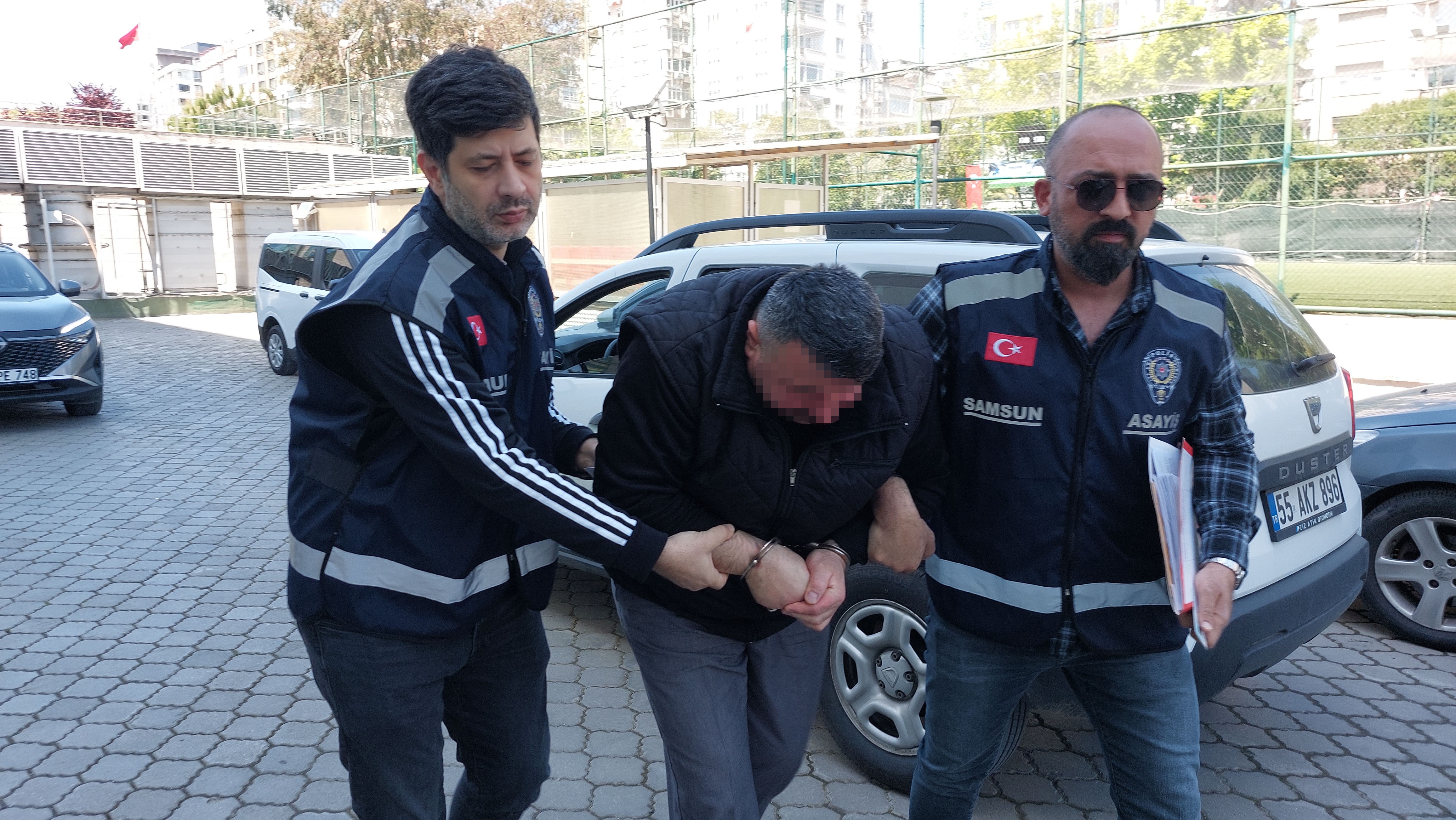 Baba Kollarını Tutup 16 Yaşındaki Oğluna Öldürtmüş