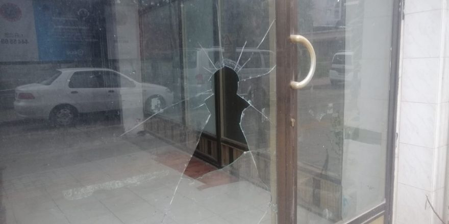 Bafra Tekel Caddesi’nde 8 İş Yerinin Camları Kırıldı (2)