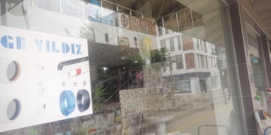 Bafra Tekel Caddesi’nde 8 İş Yerinin Camları Kırıldı (3)