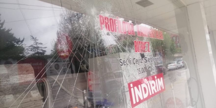 Bafra Tekel Caddesi’nde 8 İş Yerinin Camları Kırıldı (4)