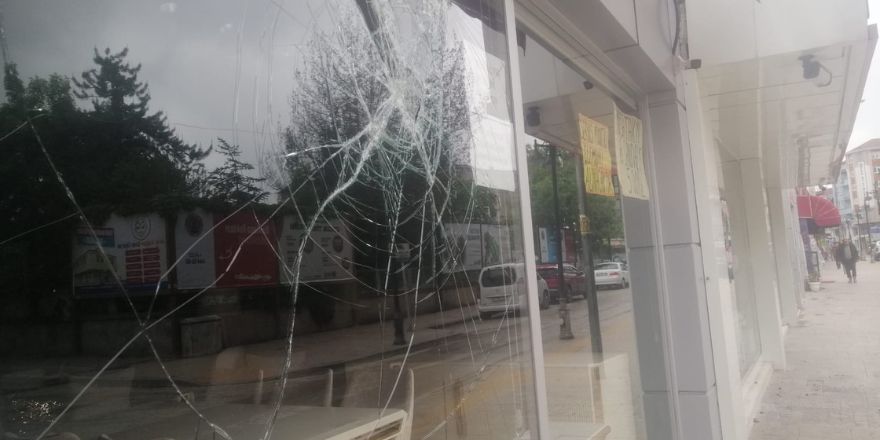 Bafra Tekel Caddesi’nde 8 İş Yerinin Camları Kırıldı (5)