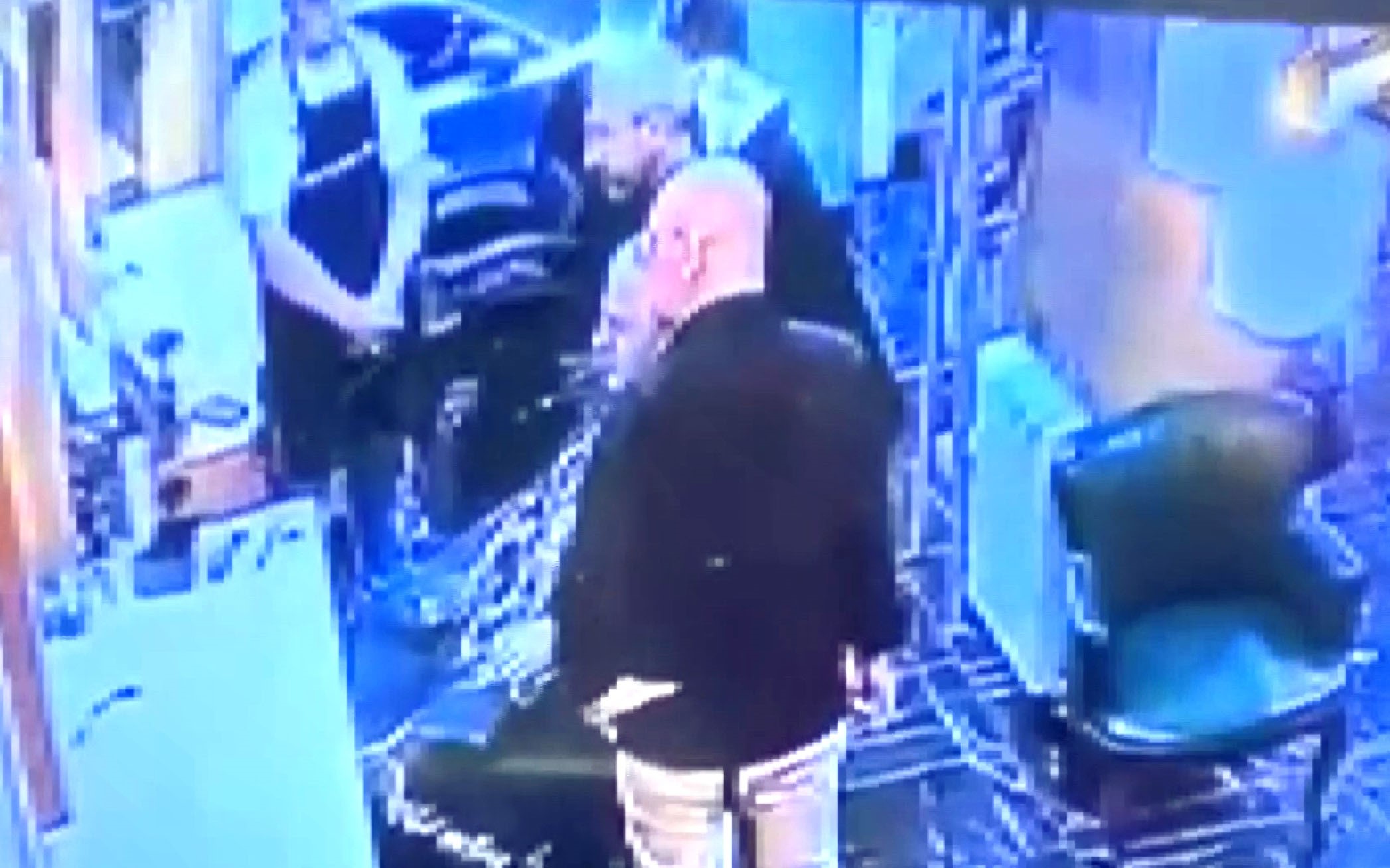 Barış Kol, Öldürülmeden Önce Tıraş Örtüsünün Altından Tabancasını Çekiyor1