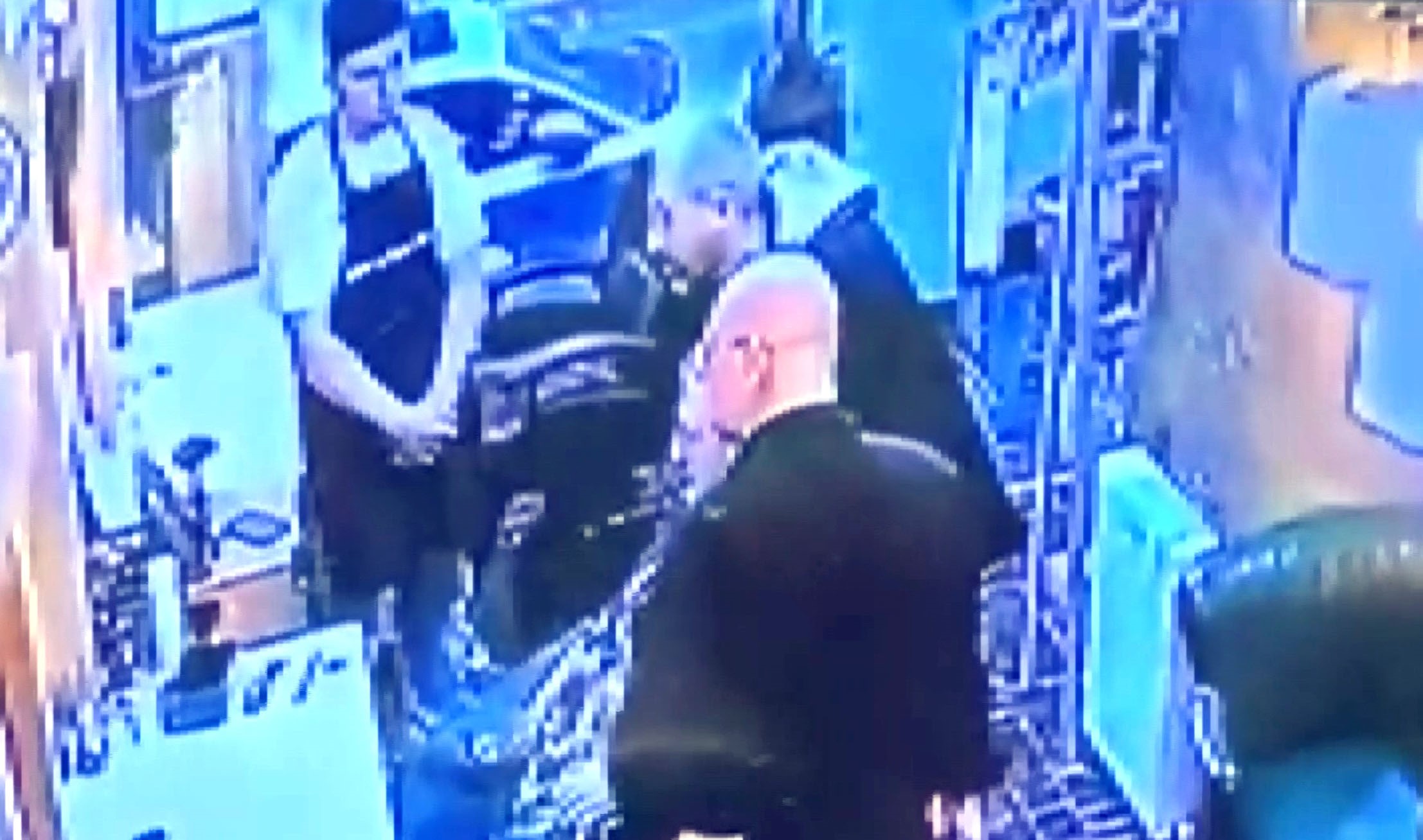 Barış Kol, Öldürülmeden Önce Tıraş Örtüsünün Altından Tabancasını Çekiyor2
