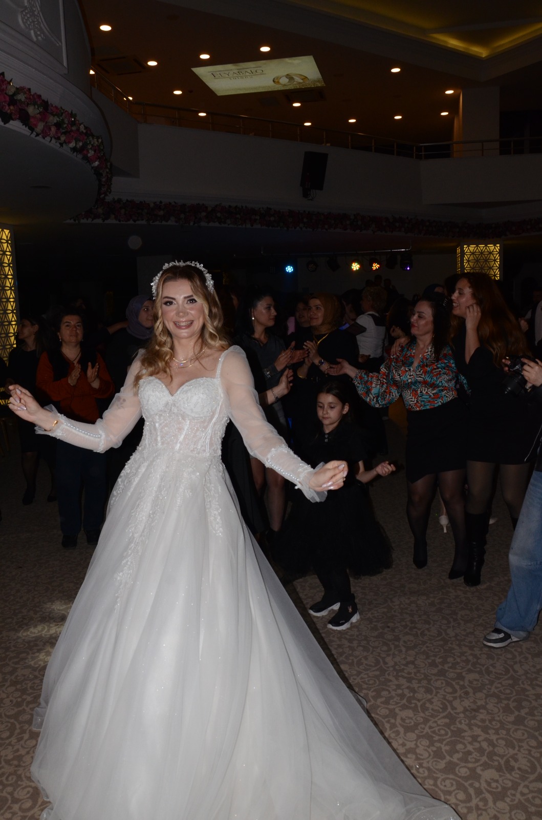 Beduh Cezairli Ile Gamze Nazlı Görkemli Bir Törenle Dünyaevine Girdi (10)