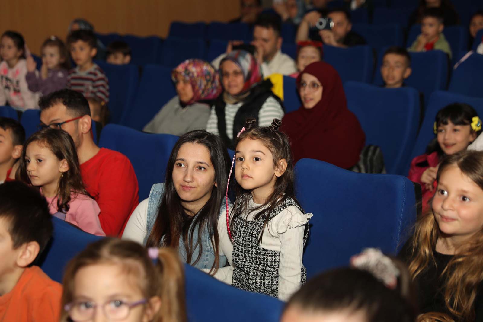 “Fi̇l İle Tavşan” Ti̇yatrosu Bafra’da Sahne Aldi (1)