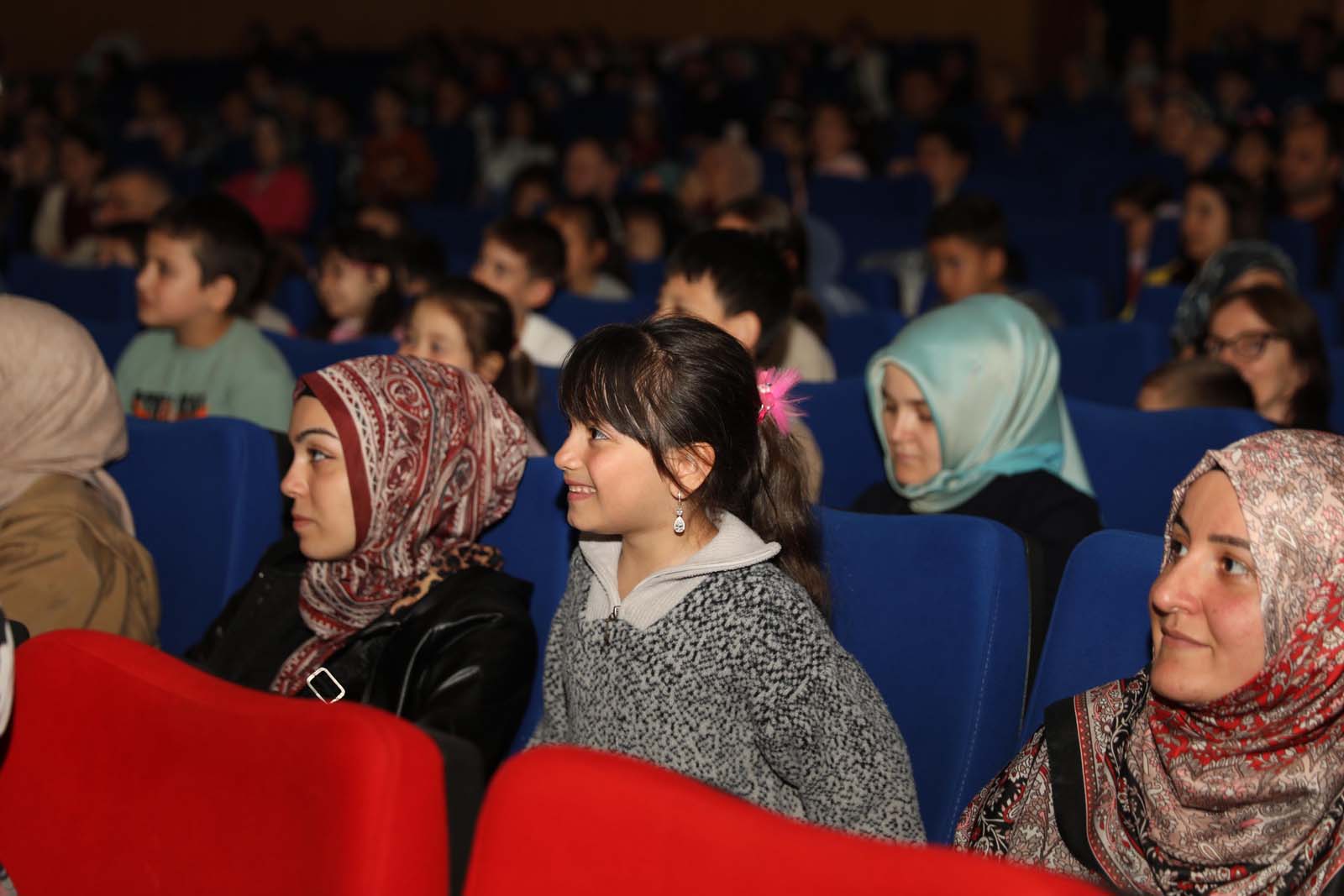 “Fi̇l İle Tavşan” Ti̇yatrosu Bafra’da Sahne Aldi (6)
