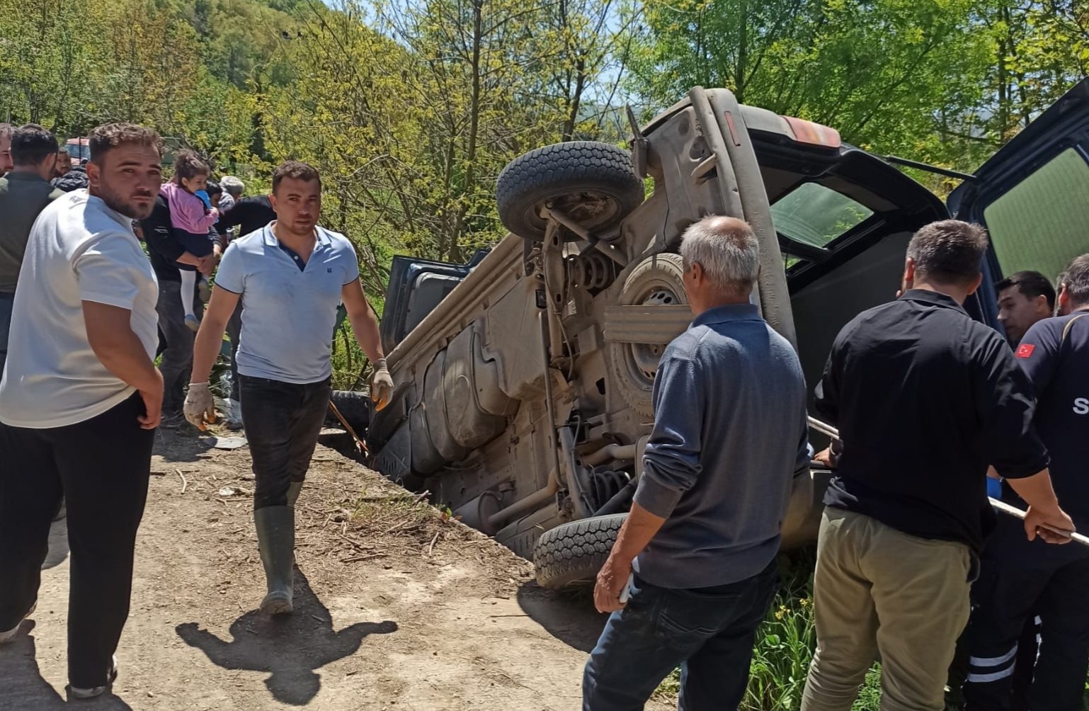 Kontrolden Çıkan Hafif Ticari Araç Devrildi3