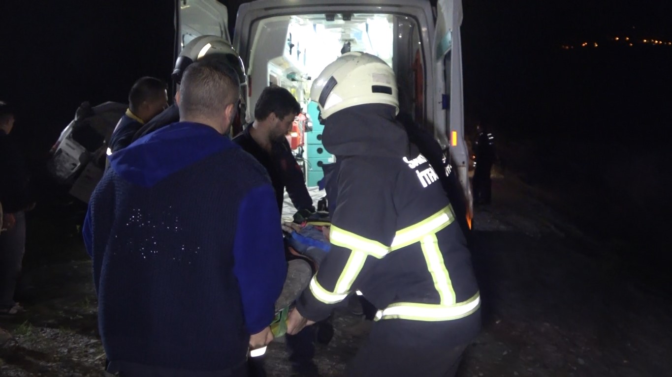 Minibüs Şarampole Yuvarlandı 1 Ölü, 4 Yaralı (2)