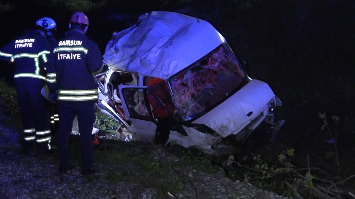 Minibüs Şarampole Yuvarlandı 1 Ölü, 4 Yaralı (3)