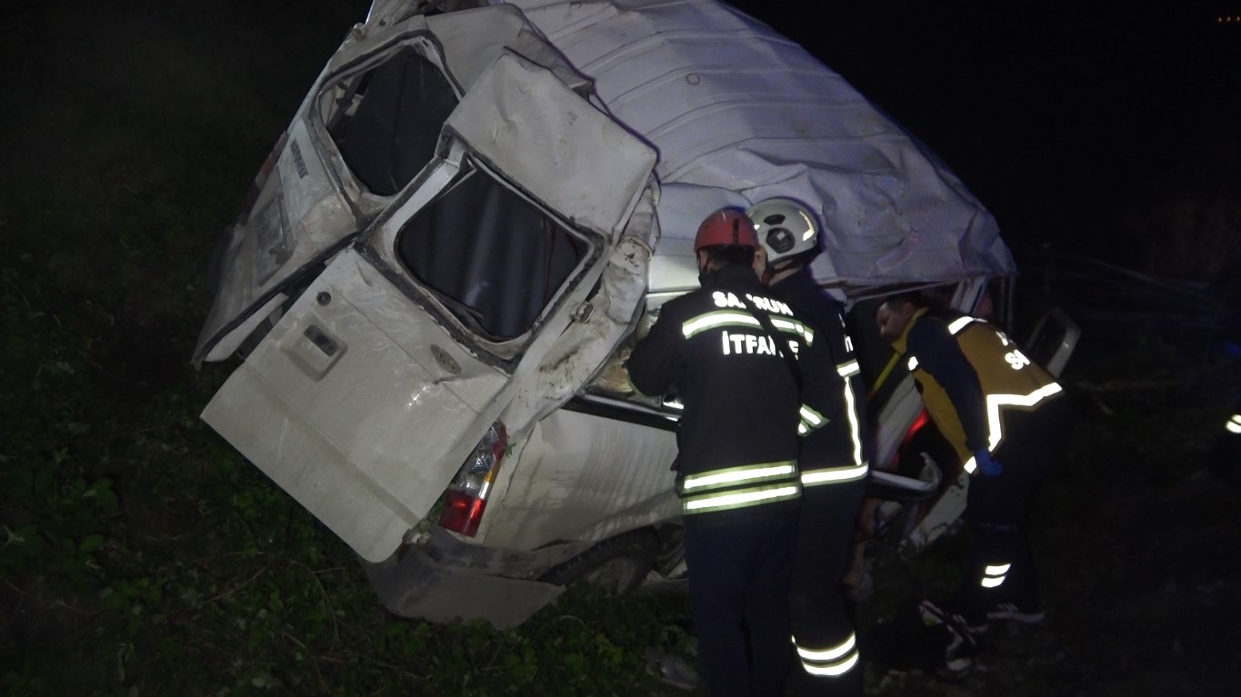 Minibüs Şarampole Yuvarlandı 1 Ölü, 4 Yaralı (4)