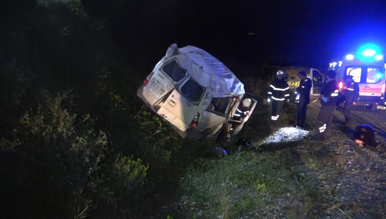 Minibüs Şarampole Yuvarlandı 1 Ölü, 4 Yaralı (6)