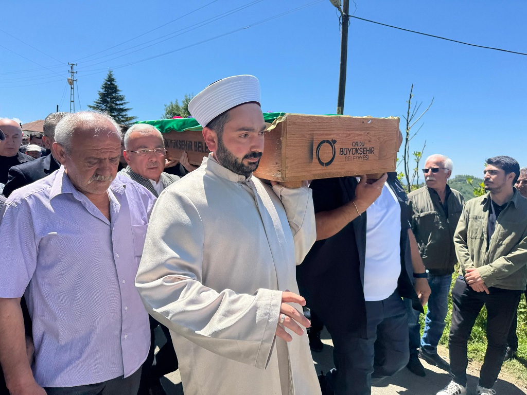 Ordu'da Denizde Boğularak Hayatını Kaybeden Lise Öğrencisi Toprağa Verildi (6)