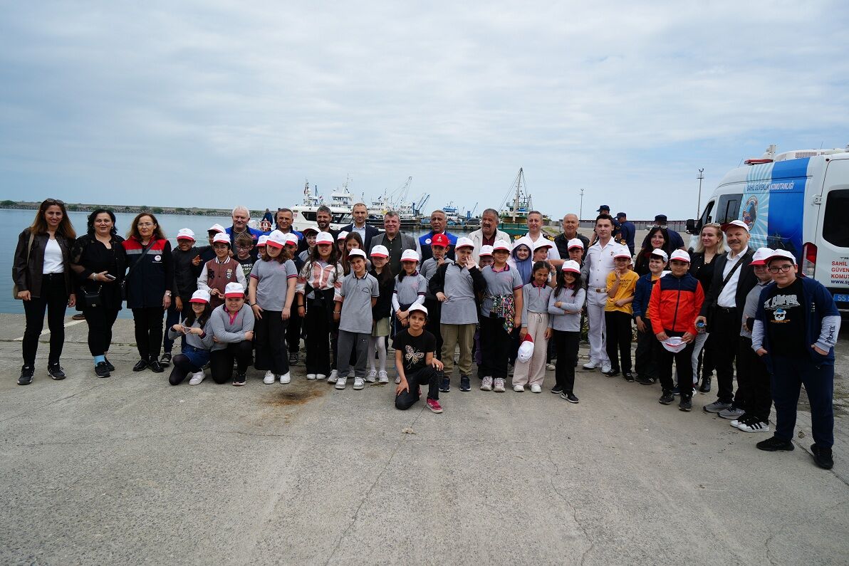 Samsun’da Denizden Çıkan Atıklar Minikleri De Şaşırttı (1)