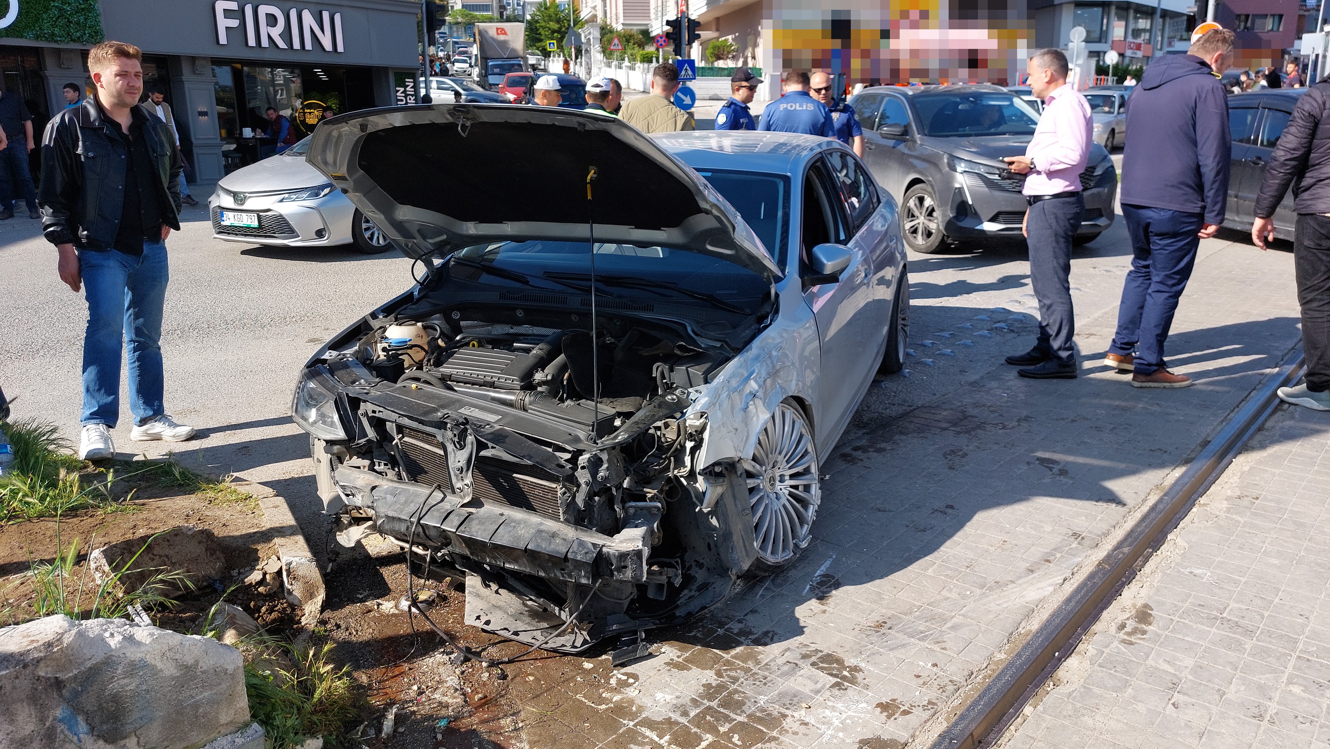 Samsun'da Kırmızı Işık Ihlali Yapan Otomobil Tramvay Ile Çarpıştı (1)
