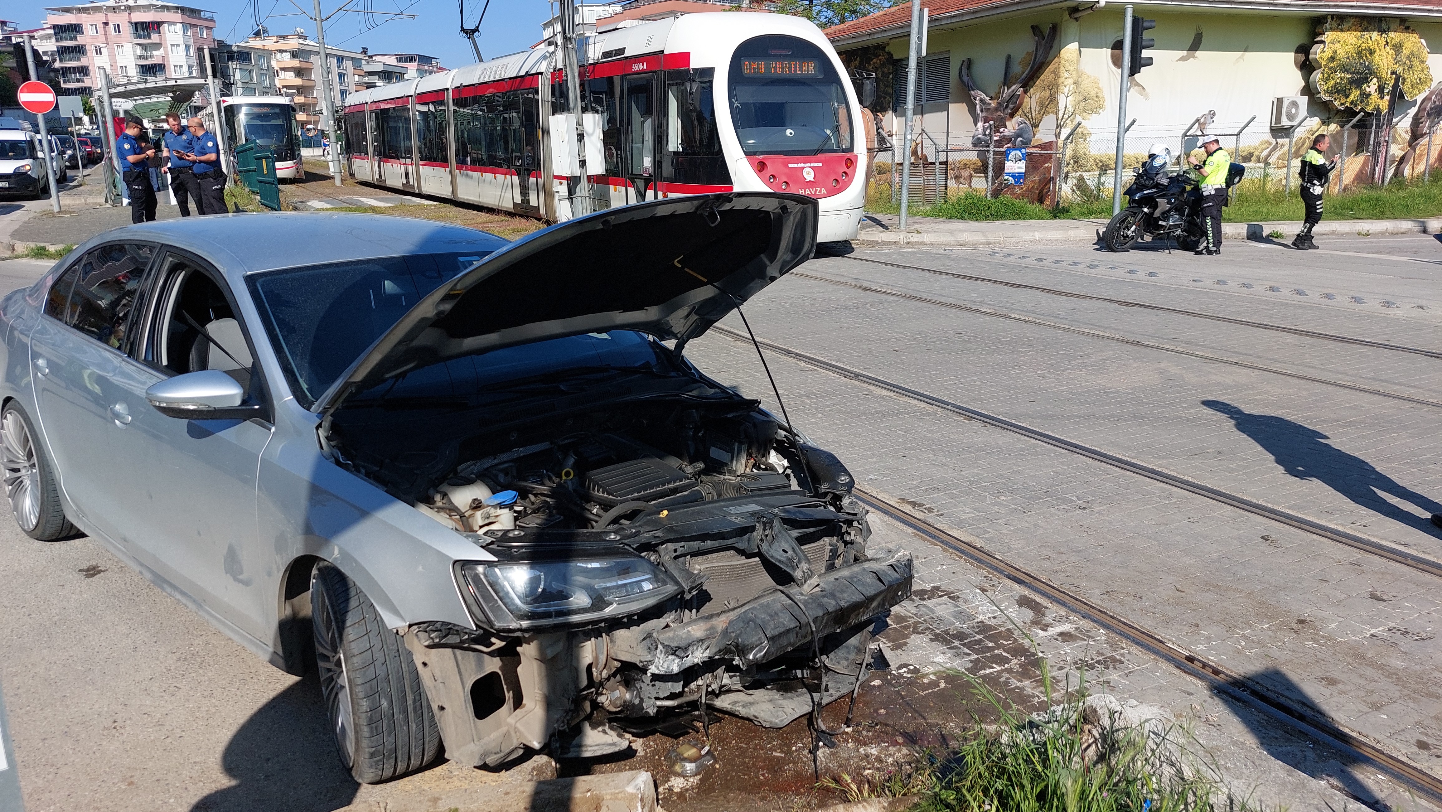 Samsun'da Kırmızı Işık Ihlali Yapan Otomobil Tramvay Ile Çarpıştı (4)