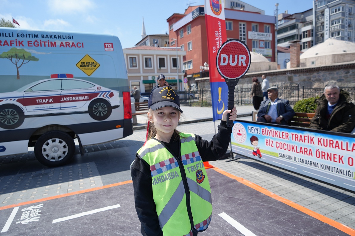 Samsun’da Öğrenciler Trafik Kurallarını Uygulamalı Olarak Öğrendiler (2)