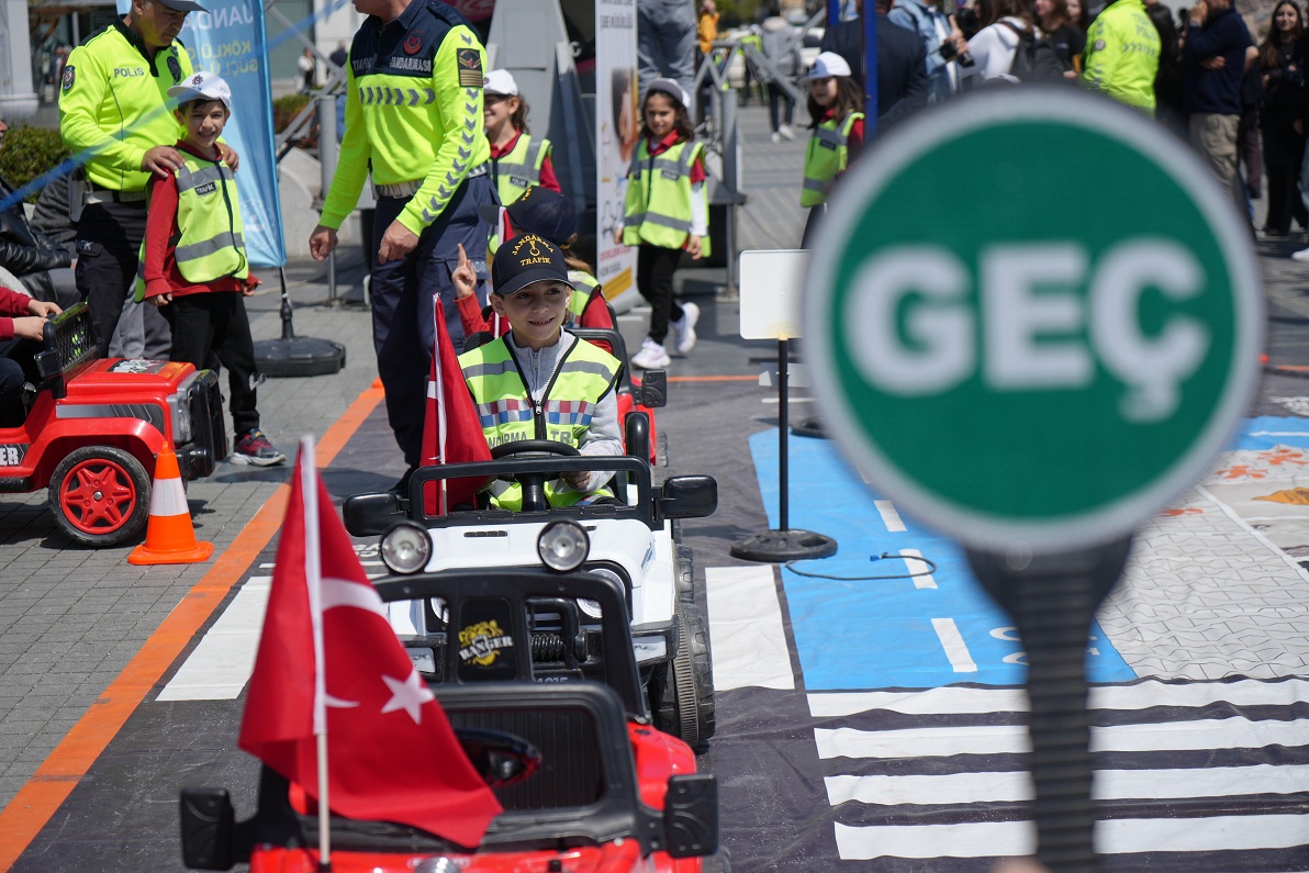 Samsun’da Öğrenciler Trafik Kurallarını Uygulamalı Olarak Öğrendiler (3)