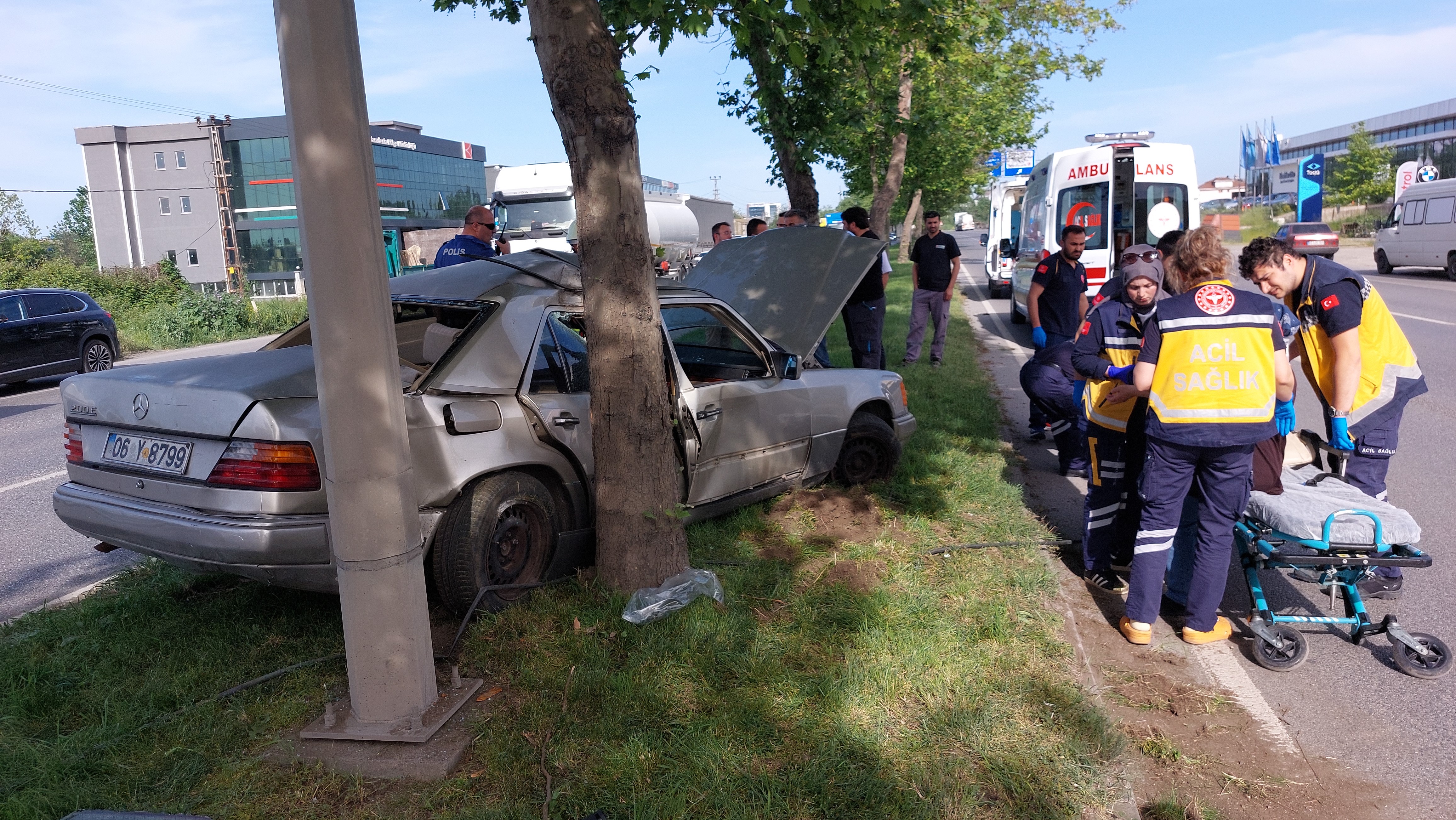 Samsun'da Otomobil Önce Tıra, Ardından Ağaca Çarptı1