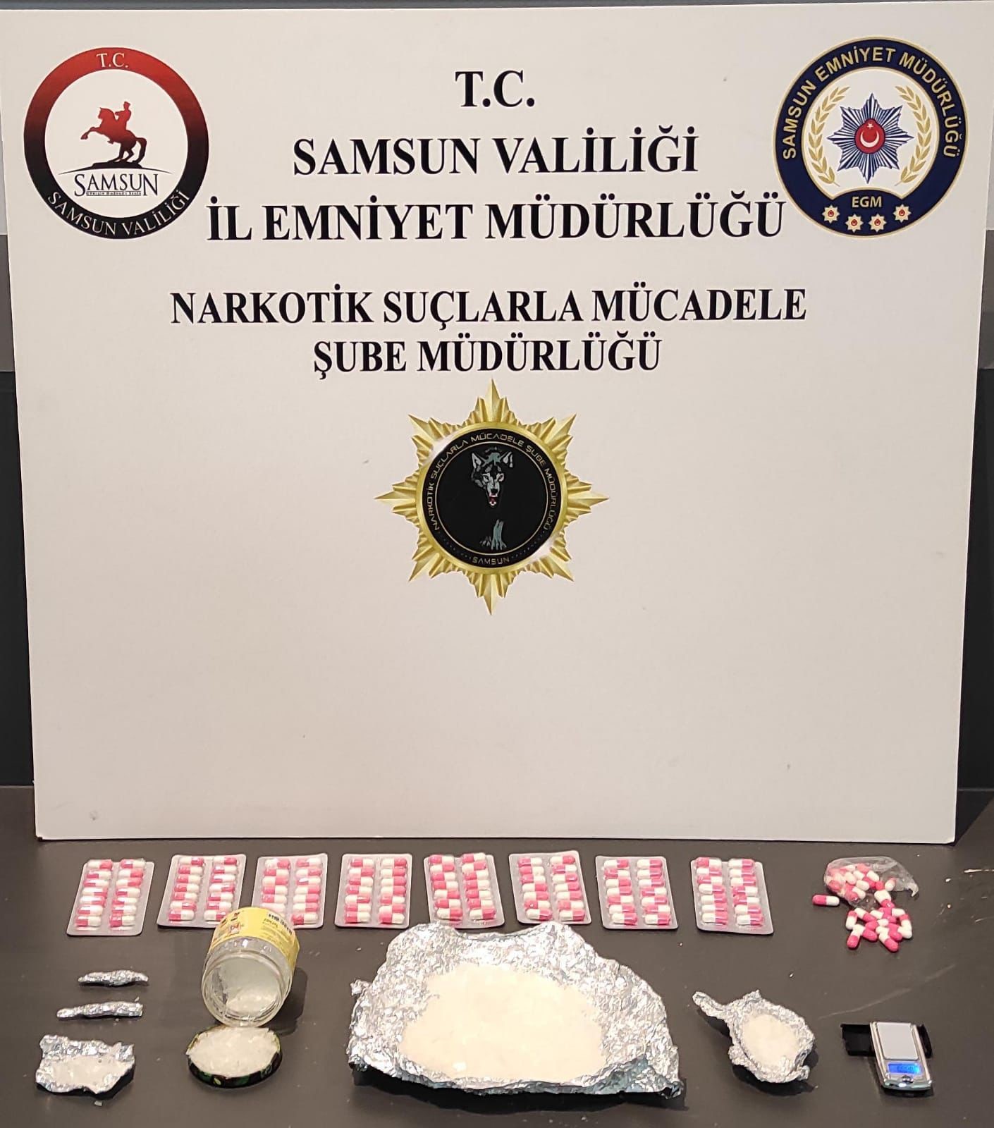 Samsun’da Polis Evdeki Baza Altında 1 Kilo 350 Gram Metamfetamin Ele Geçirdi (1)