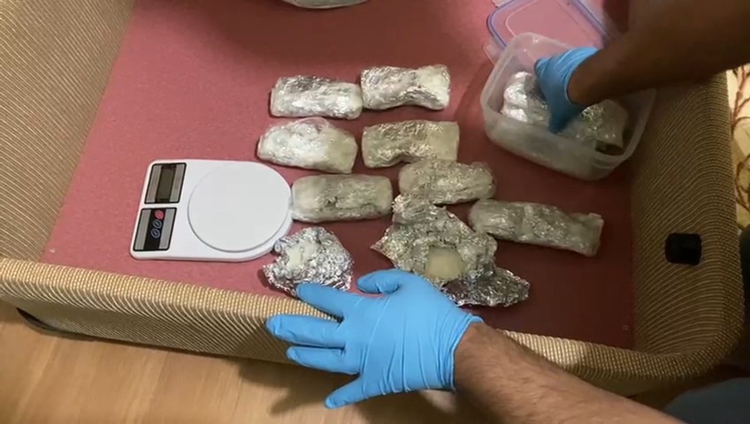 Samsun’da Polis Evdeki Baza Altında 1 Kilo 350 Gram Metamfetamin Ele Geçirdi (2)