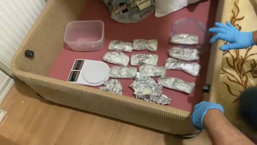 Samsun’da Polis Evdeki Baza Altında 1 Kilo 350 Gram Metamfetamin Ele Geçirdi (3)