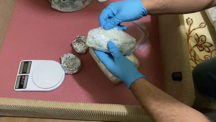 Samsun’da Polis Evdeki Baza Altında 1 Kilo 350 Gram Metamfetamin Ele Geçirdi (4)