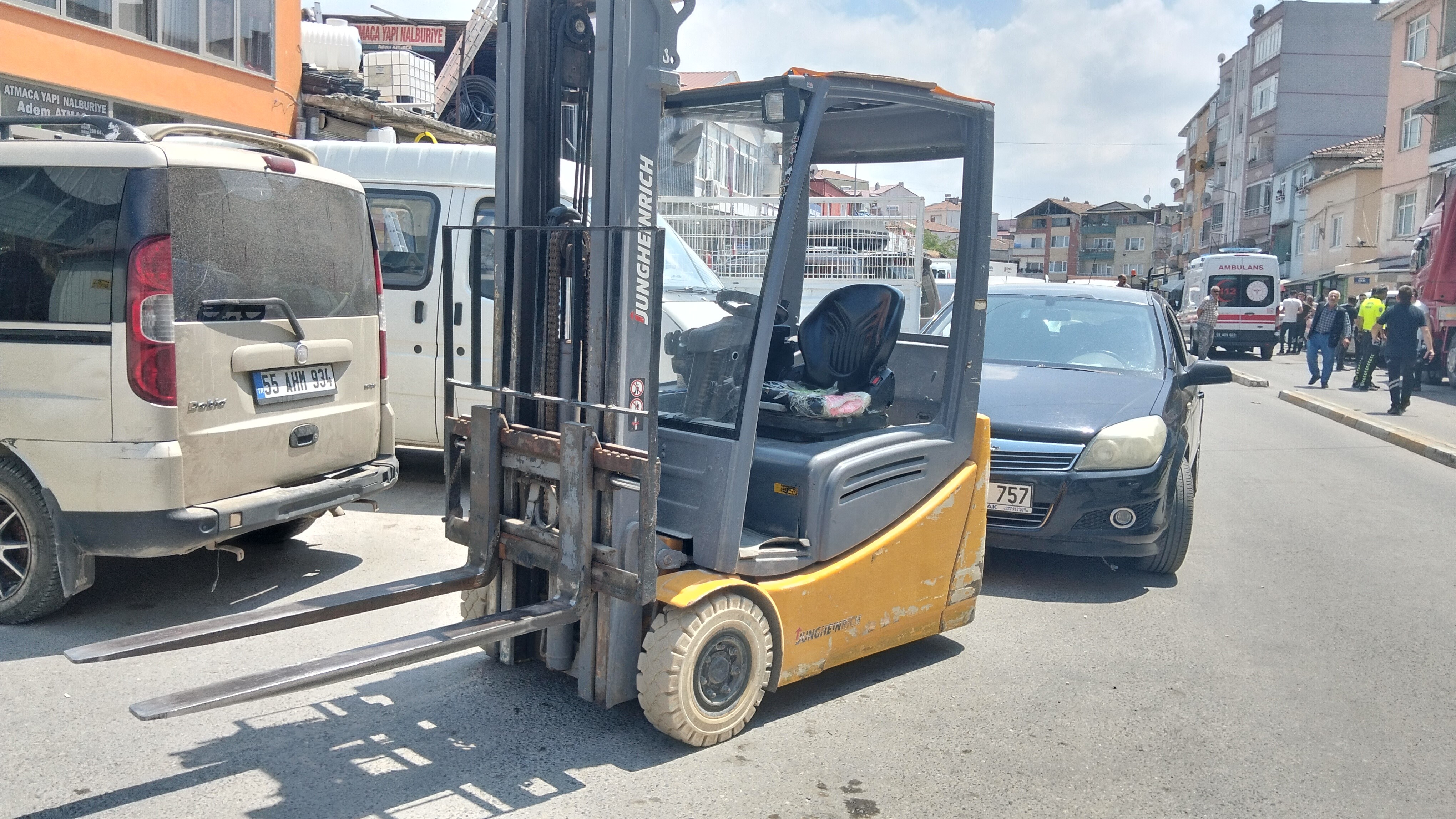 Forkliftin Bıçağına Çarpan Motosiklet Sürücüsü Ağır Yaralandı1