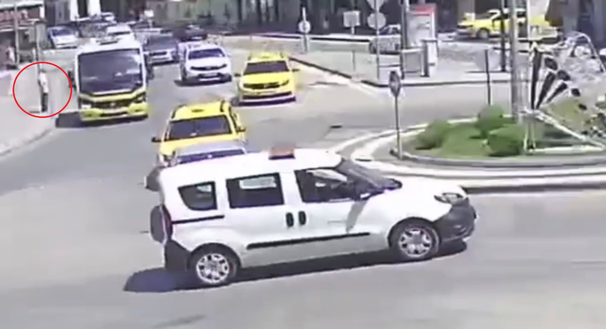 Otomobilin Çarpmasıyla Savruldu Hiçbir Şey Olmamış Gibi Yoluna Devam Etti1