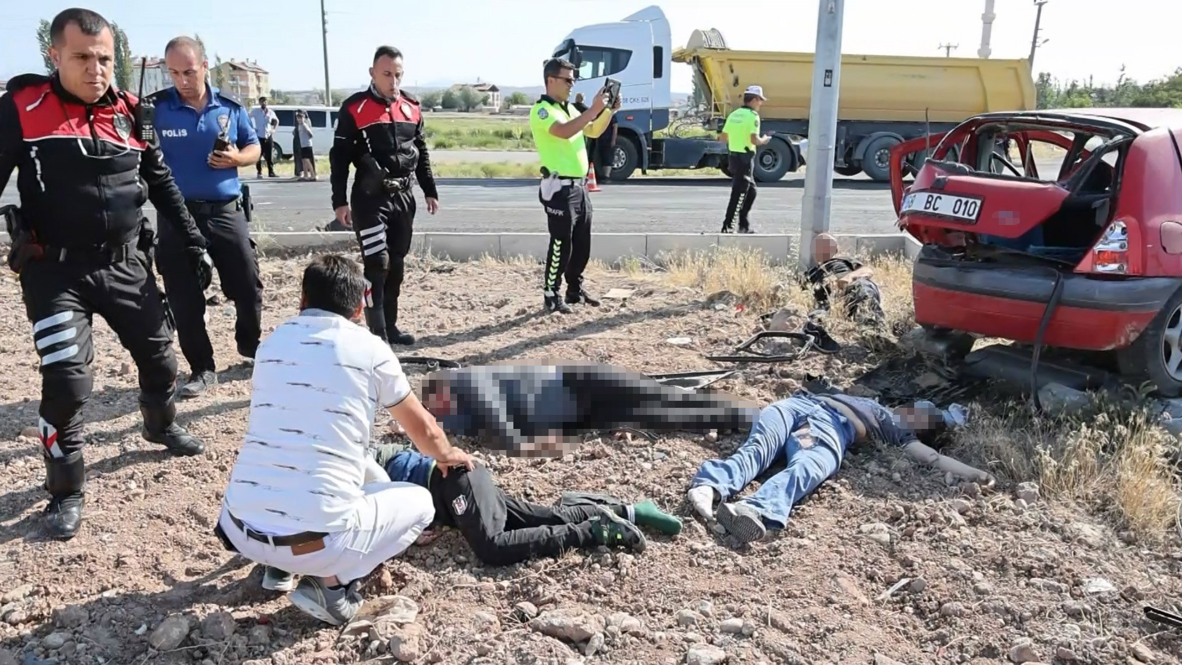 Sınava Giden Araçlar Çarpıştı 1 Ölü, 4'Ü Ağır 10 Yaralı (2)