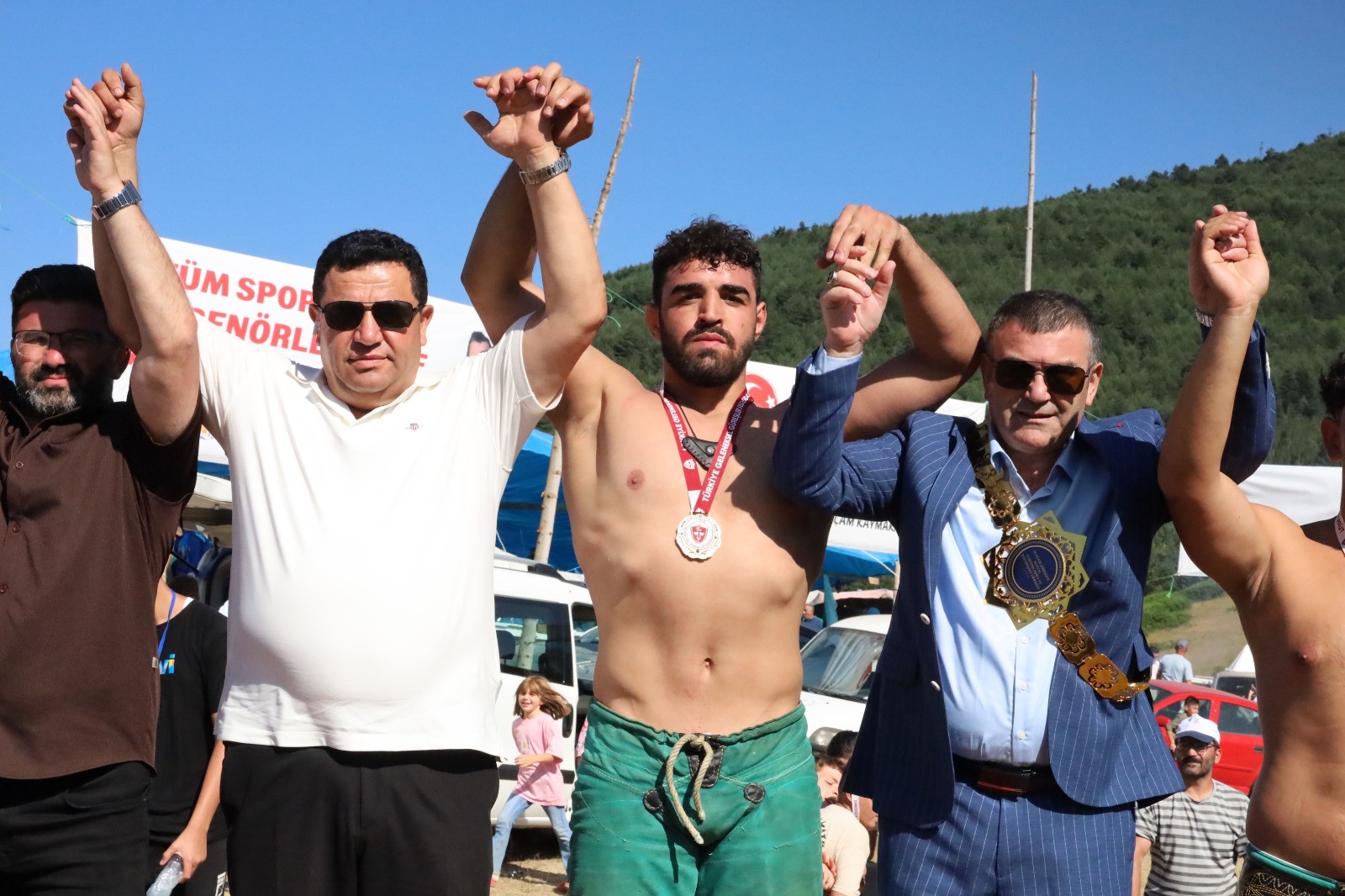 Alaçam’daki Şenlikte Başpehlivan Resul Güne Orman Şehitleri Adına Güreşti (1)