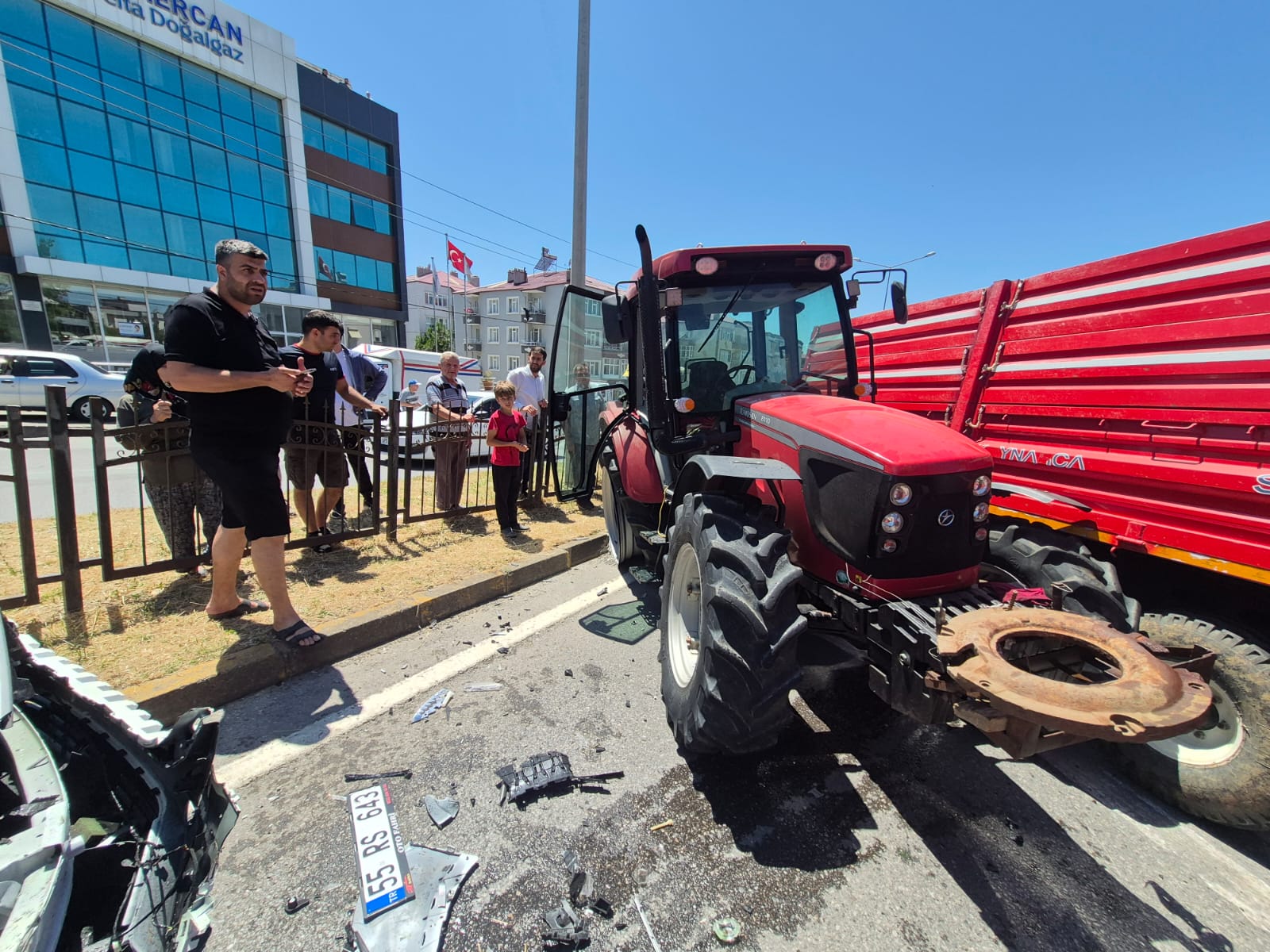 Bafra’da Traktör Ile Aracın Karıştığı Kaza Da 2 Yaralı (5)