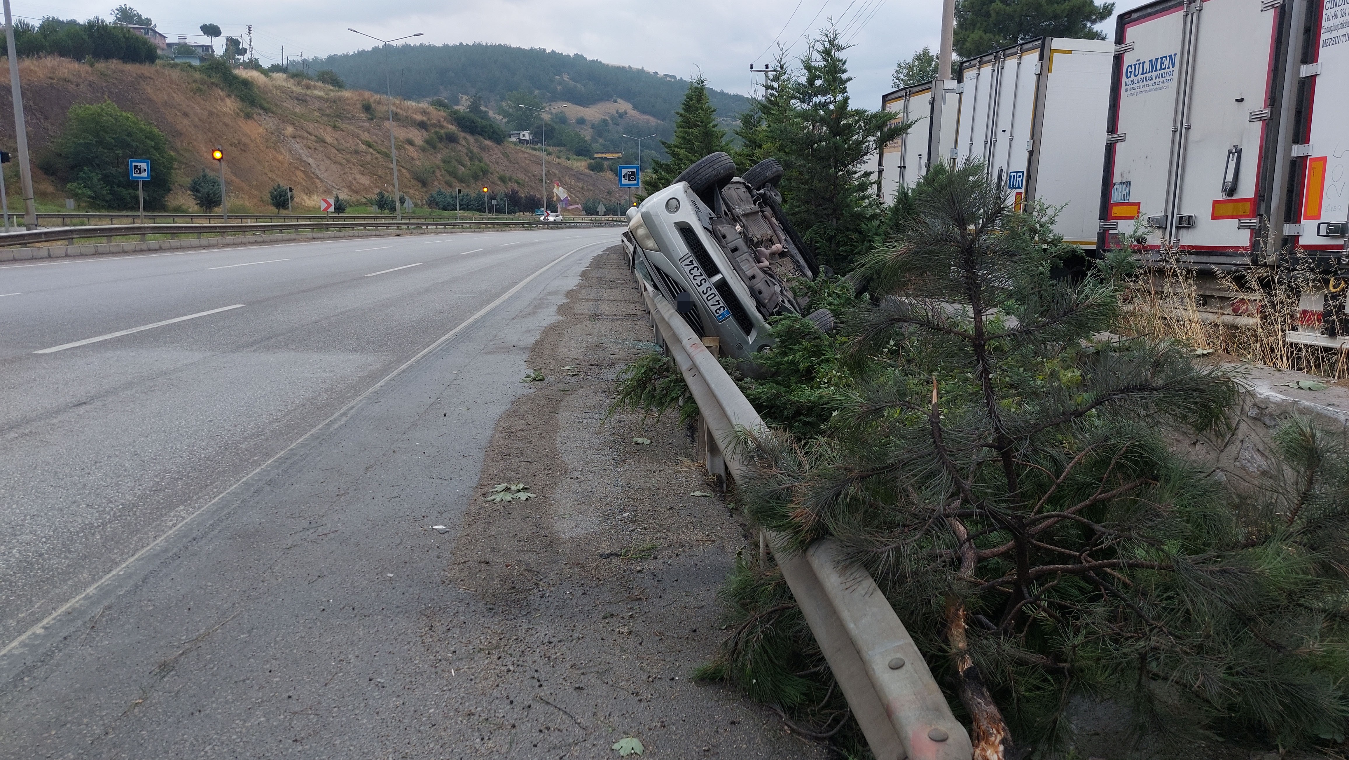 Hurdaya Dönen Araçtaki 4 Kişi Emniyet Kemeri Sayesinde Kazayı Yara Almadan Atlattı (1)
