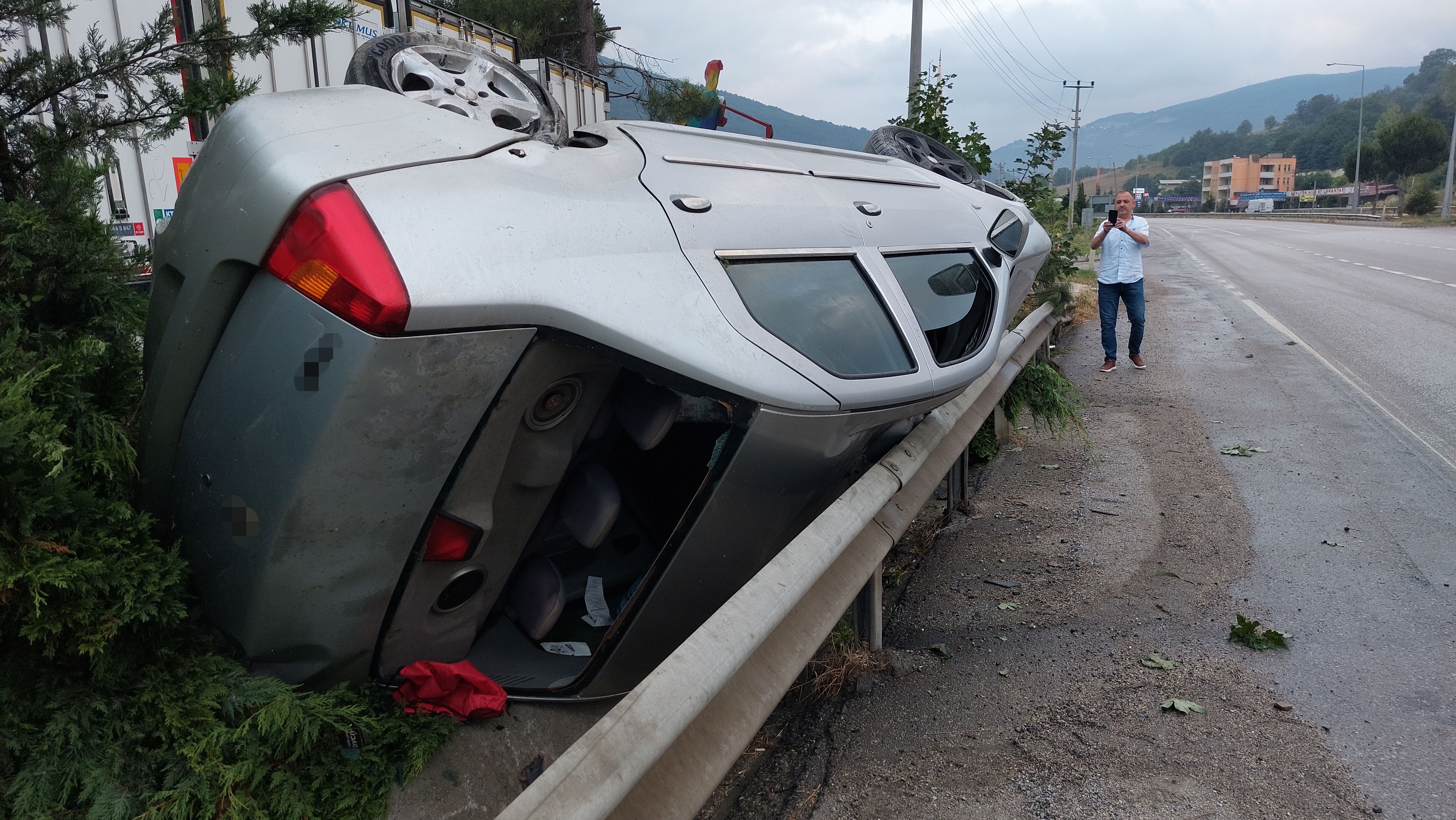 Hurdaya Dönen Araçtaki 4 Kişi Emniyet Kemeri Sayesinde Kazayı Yara Almadan Atlattı (2)