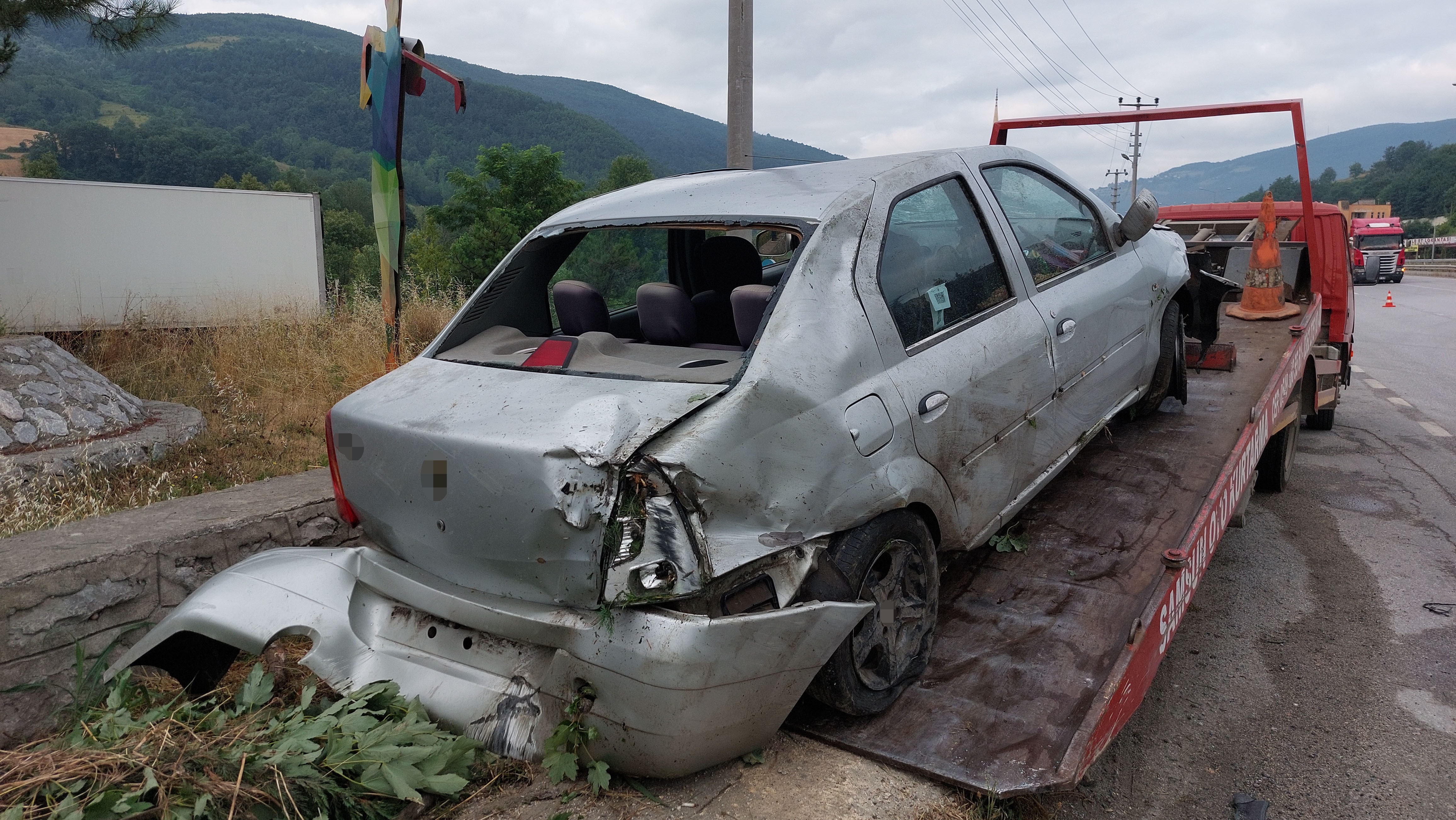 Hurdaya Dönen Araçtaki 4 Kişi Emniyet Kemeri Sayesinde Kazayı Yara Almadan Atlattı (4)