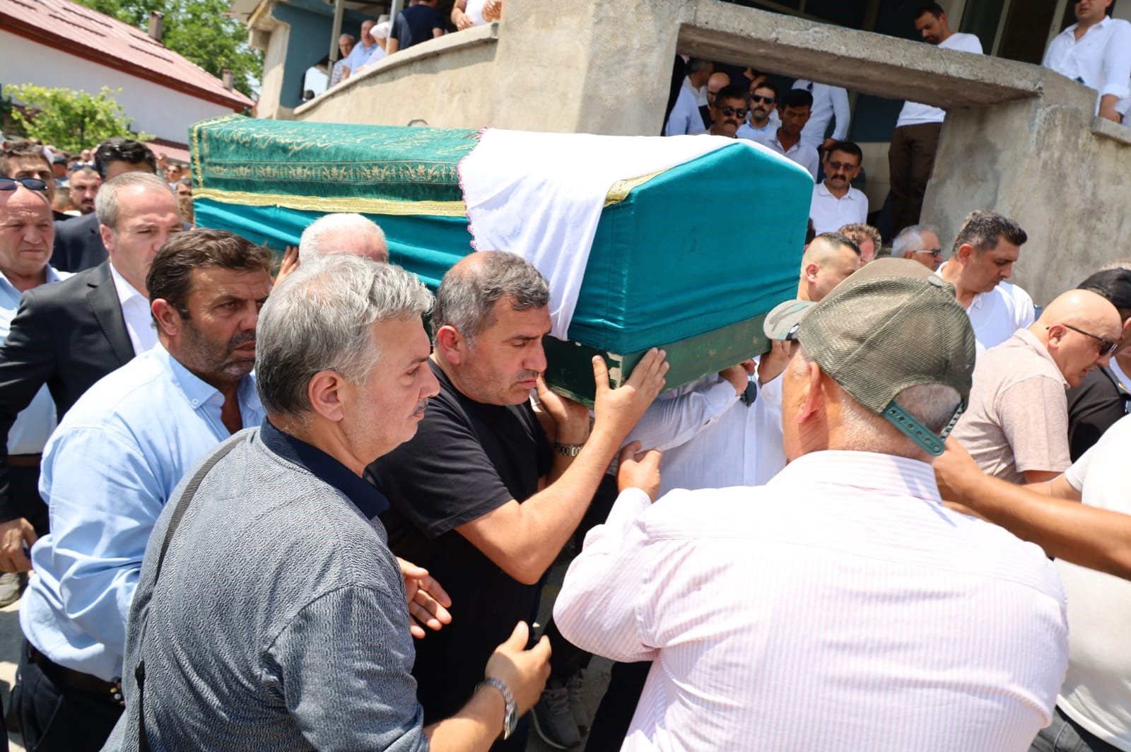 Mhp İl Başkanı Burhan Mucur’un Acı Günü Annesi Dualarla Son Yolculuğuna Uğurlandı (2)