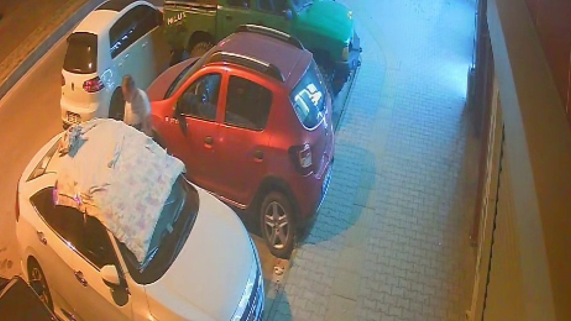 Park Halindeki Otomobilin Üzerine Battaniye Örtüp Ateşe Vermişti1