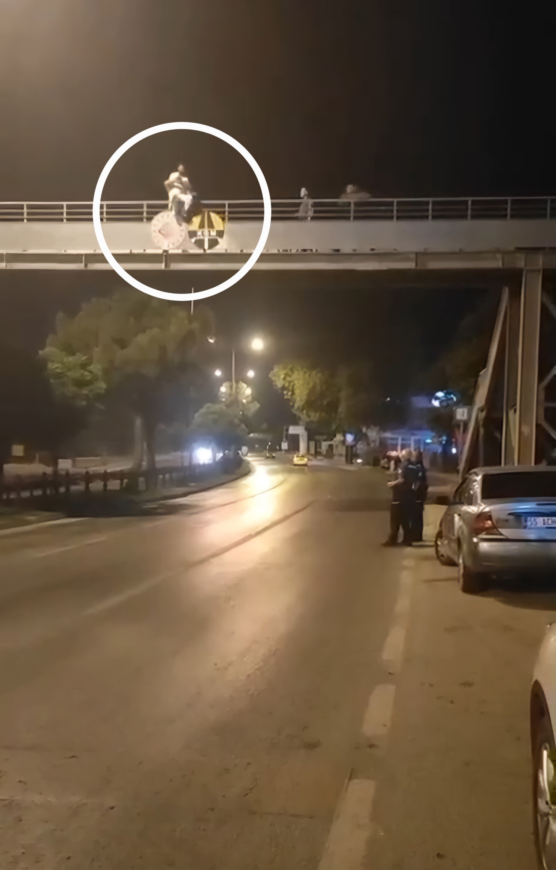 Polis, Yaya Köprüsündeki Intiharı Son Anda Önledi1-1