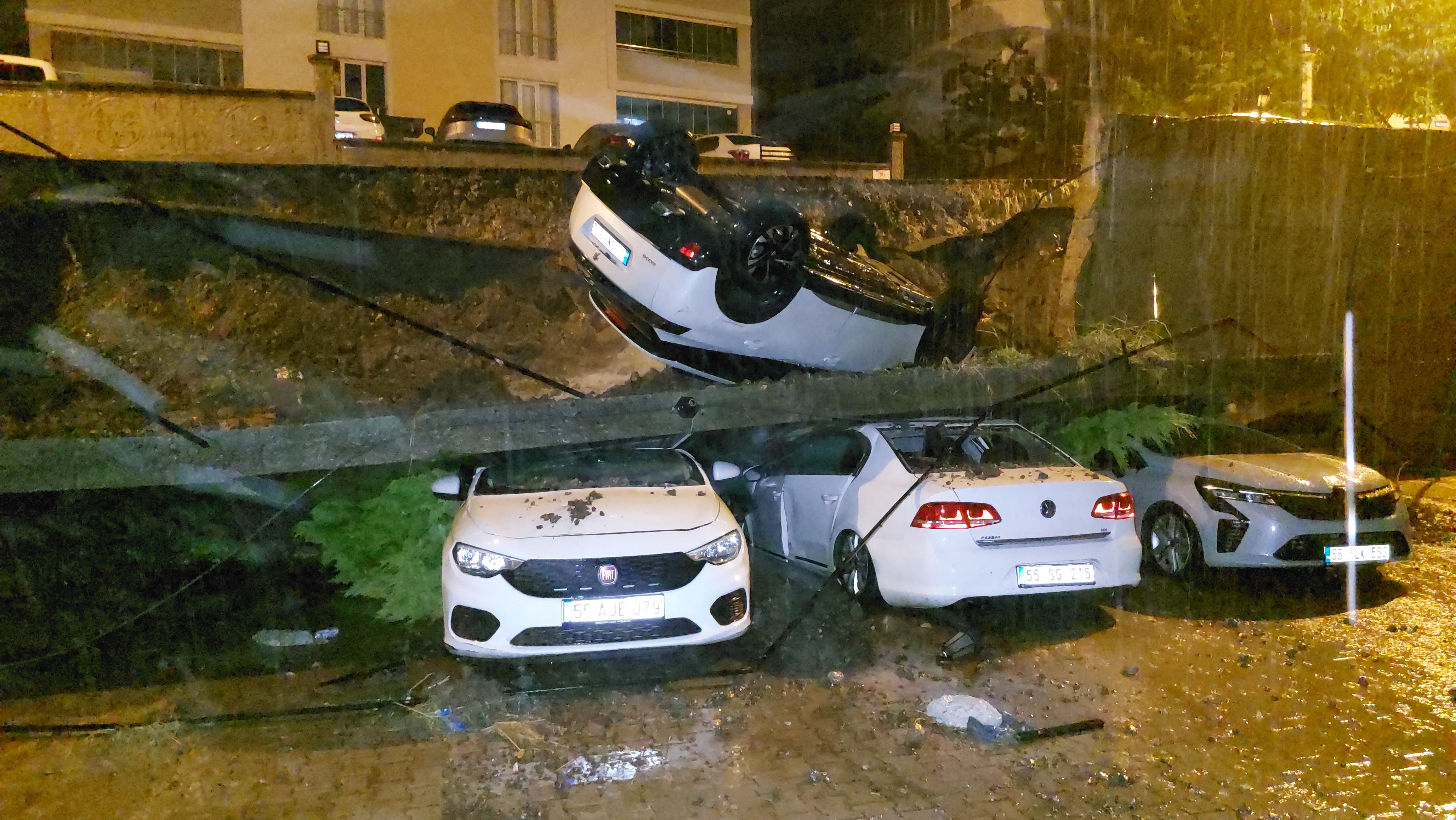 Samsun'da Kuvvetli Sağanak İstinat Duvarı Araçların Üzerine Devrildi (2)