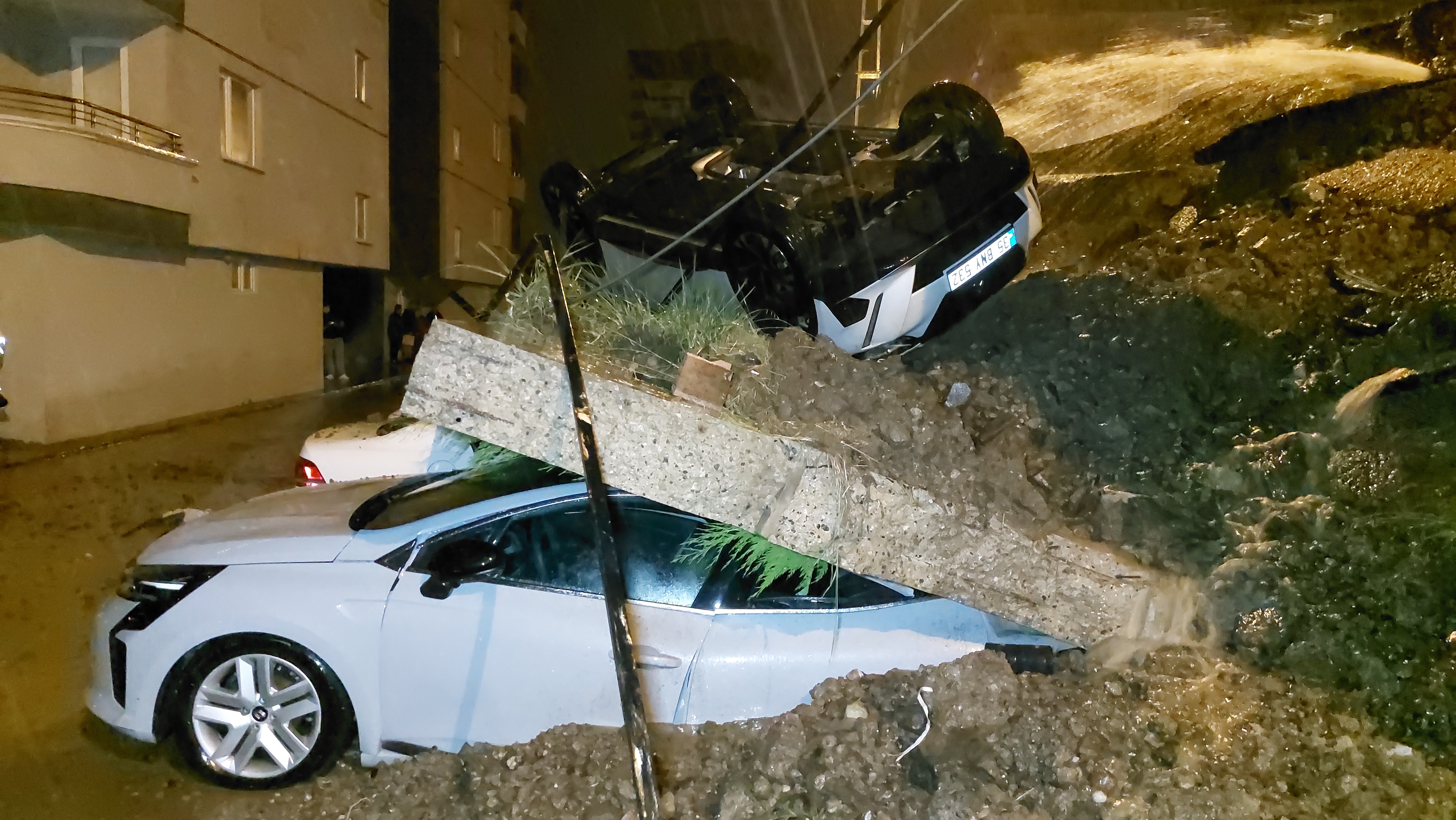 Samsun'da Kuvvetli Sağanak İstinat Duvarı Araçların Üzerine Devrildi (3)