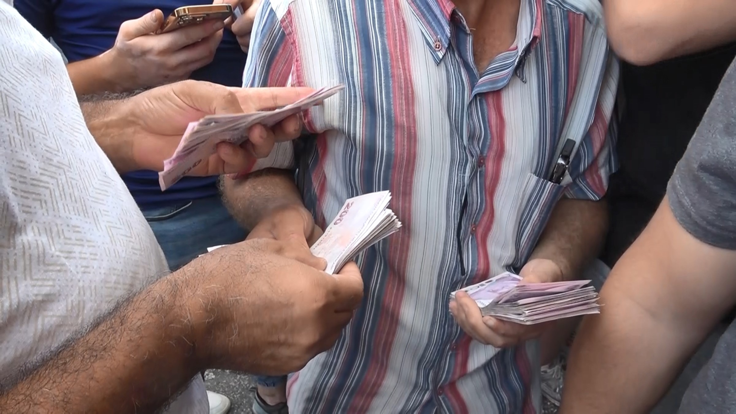 Taraftarların Para Sayma Görüntüleri 'Köyden İndim Şehre' Filmini Akıllara Getirdi (2)