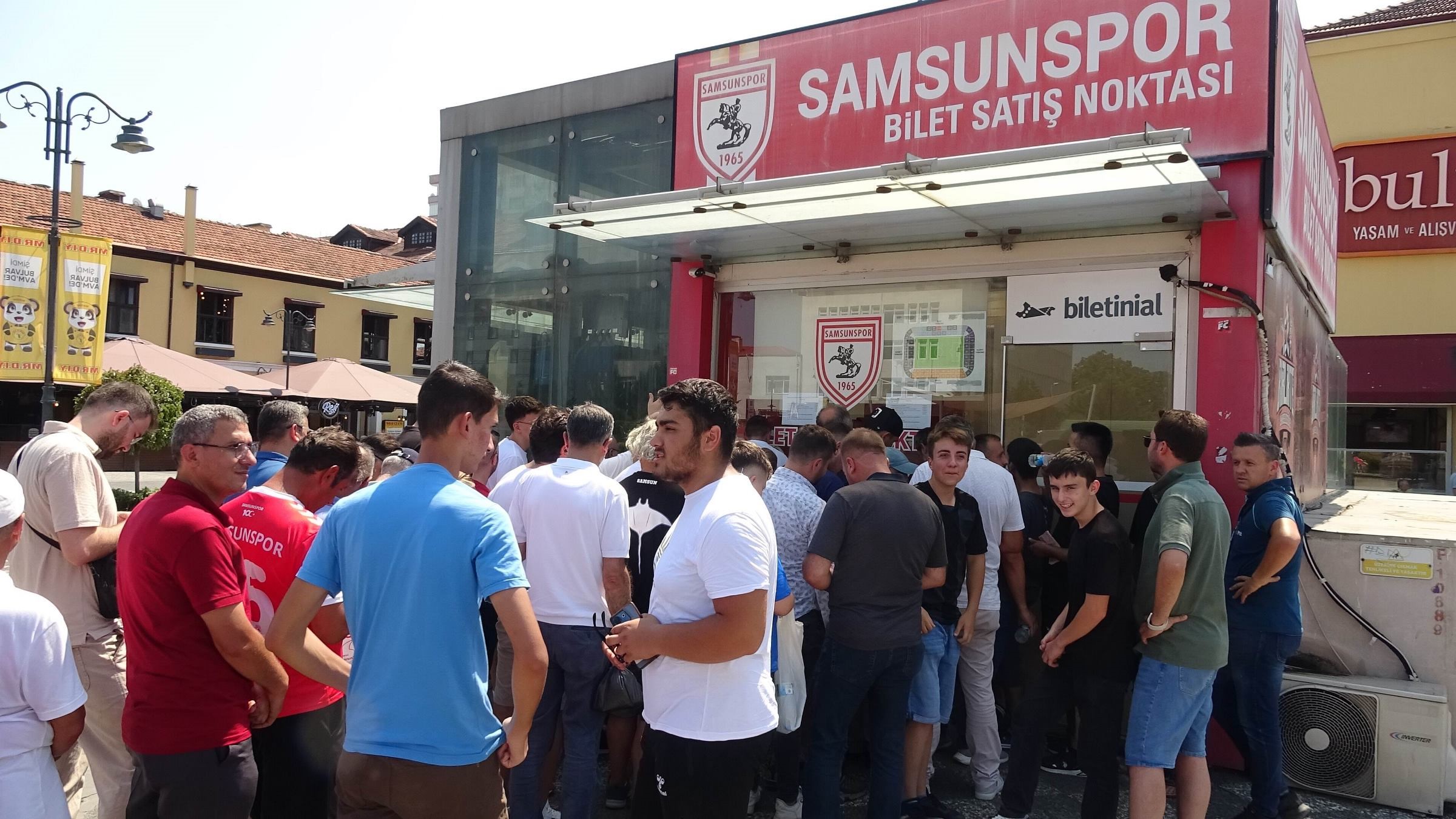 Taraftarların Para Sayma Görüntüleri 'Köyden İndim Şehre' Filmini Akıllara Getirdi (3)