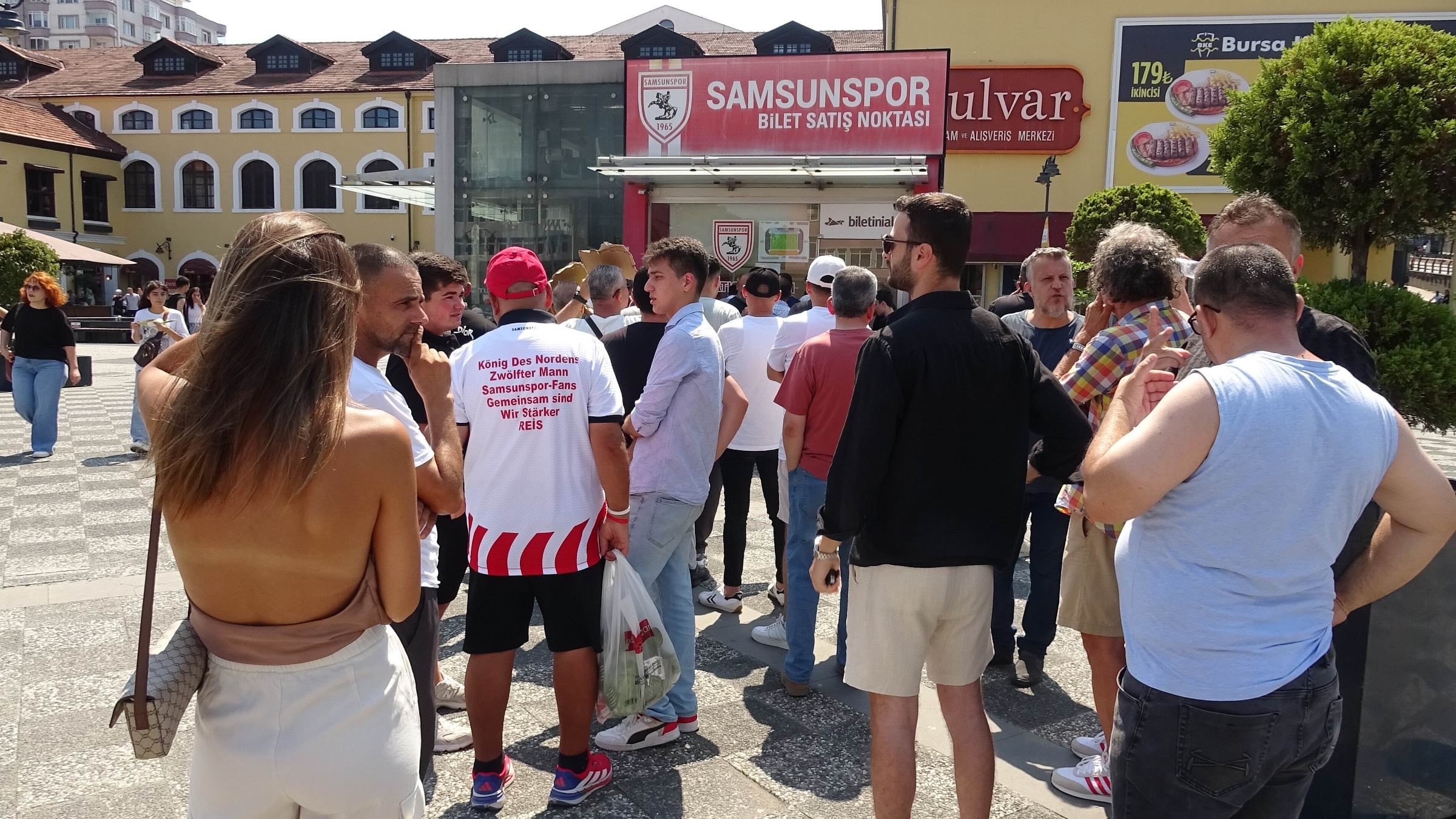 Taraftarların Para Sayma Görüntüleri 'Köyden İndim Şehre' Filmini Akıllara Getirdi (4)