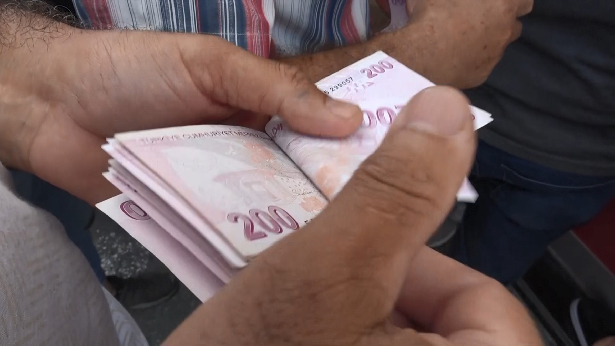 Taraftarların Para Sayma Görüntüleri 'Köyden İndim Şehre' Filmini Akıllara Getirdi (5)