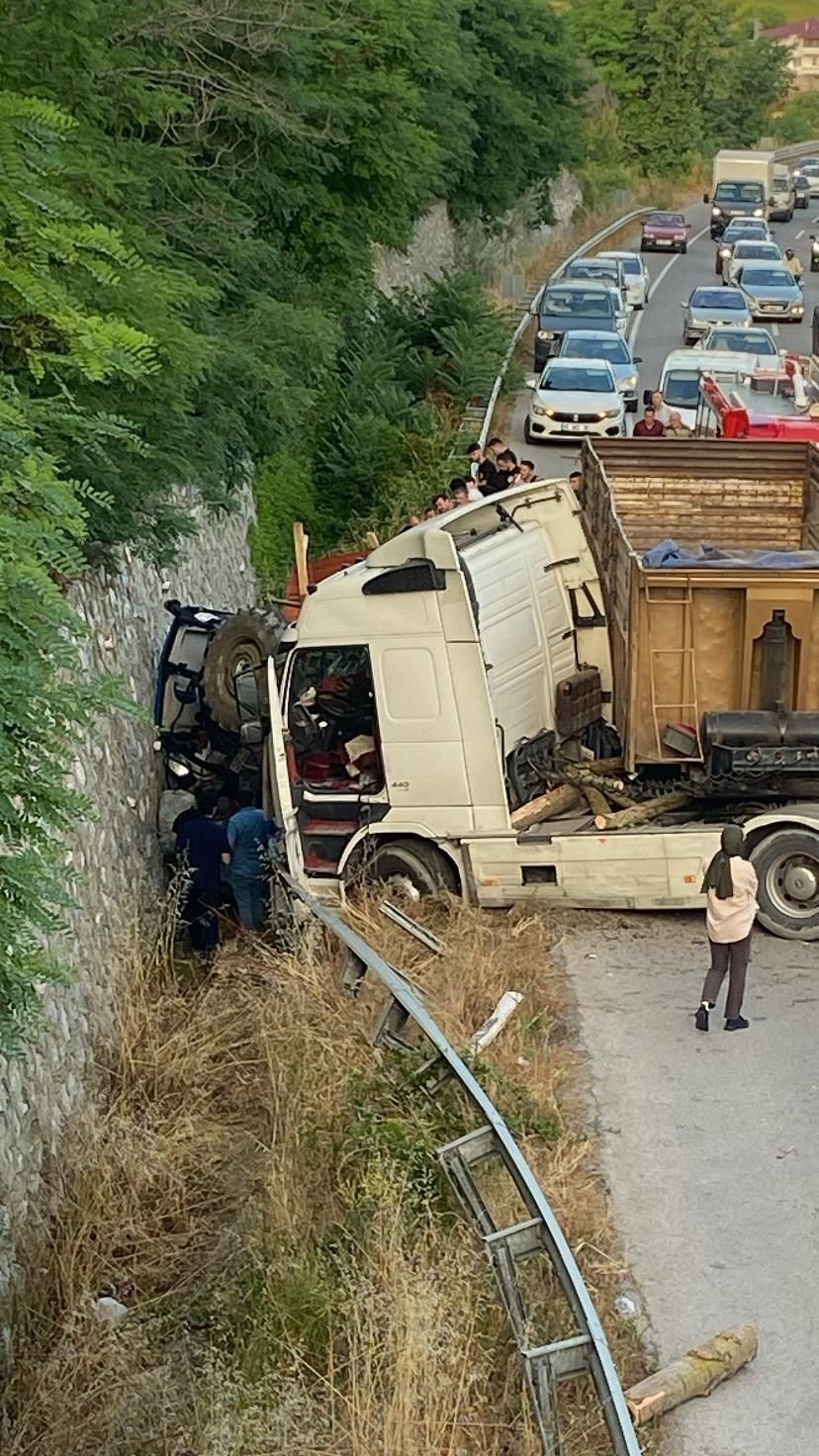 Yola Düşen Tomruk Kazaya Yol Açtı Traktör Sürücüsü Ağır Yaralandı (3)