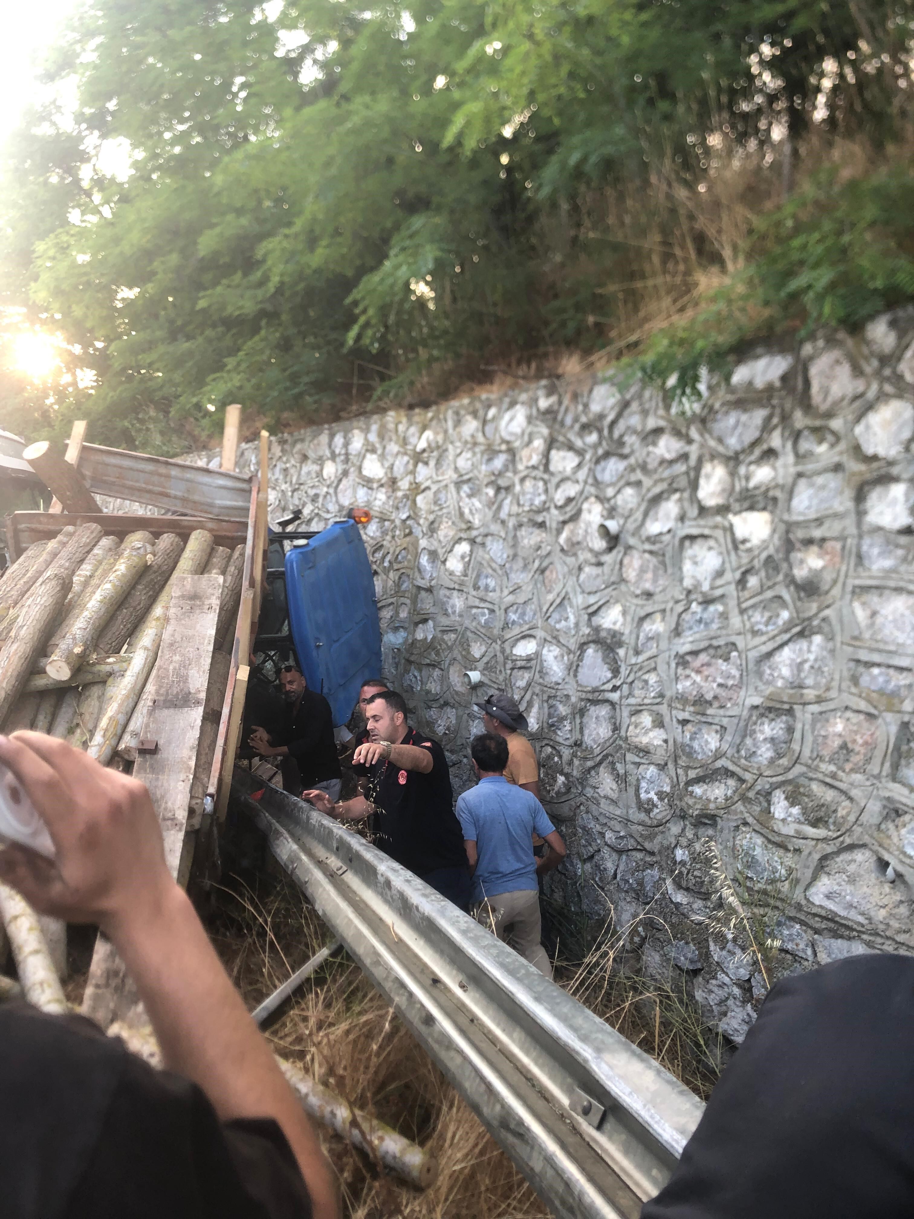 Yola Düşen Tomruk Kazaya Yol Açtı Traktör Sürücüsü Ağır Yaralandı (4)